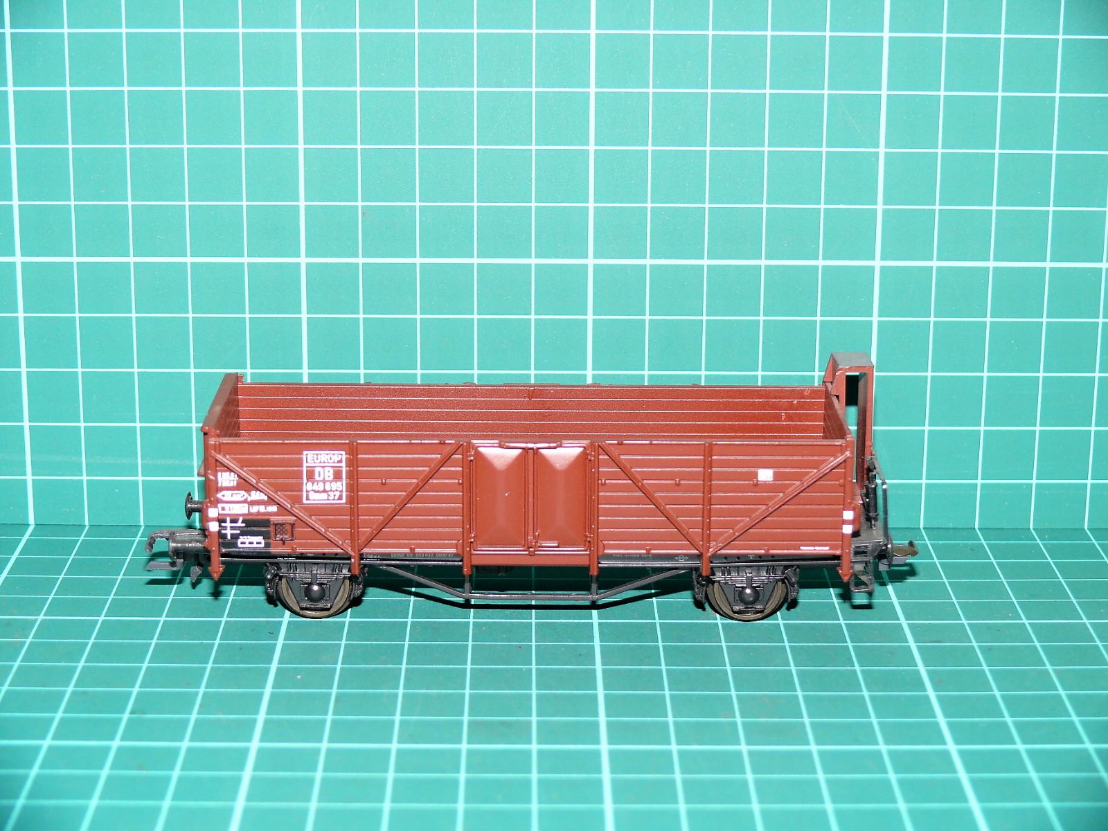 Roco H0 - Dvounápravový vysokostěnný otevřený vůz Omm 37 / Ommr (EUROP DB) hnědý s brzdařskou budkou (1:87) – H0