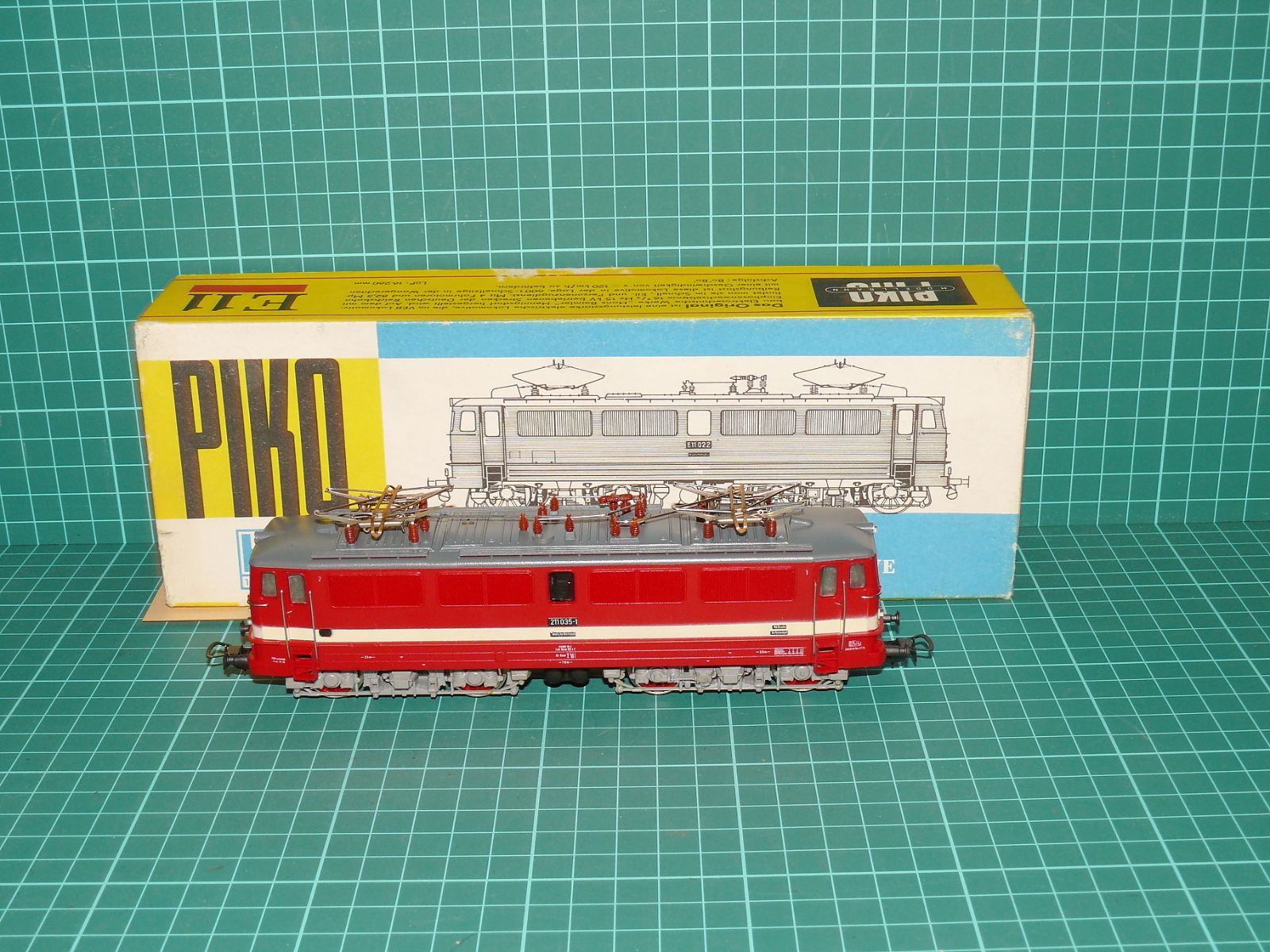 Piko 5/6213 H0 - Elektrická lokomotiva BR 211 035-1 (E 11) DR, červená / krémová, OVP – H0