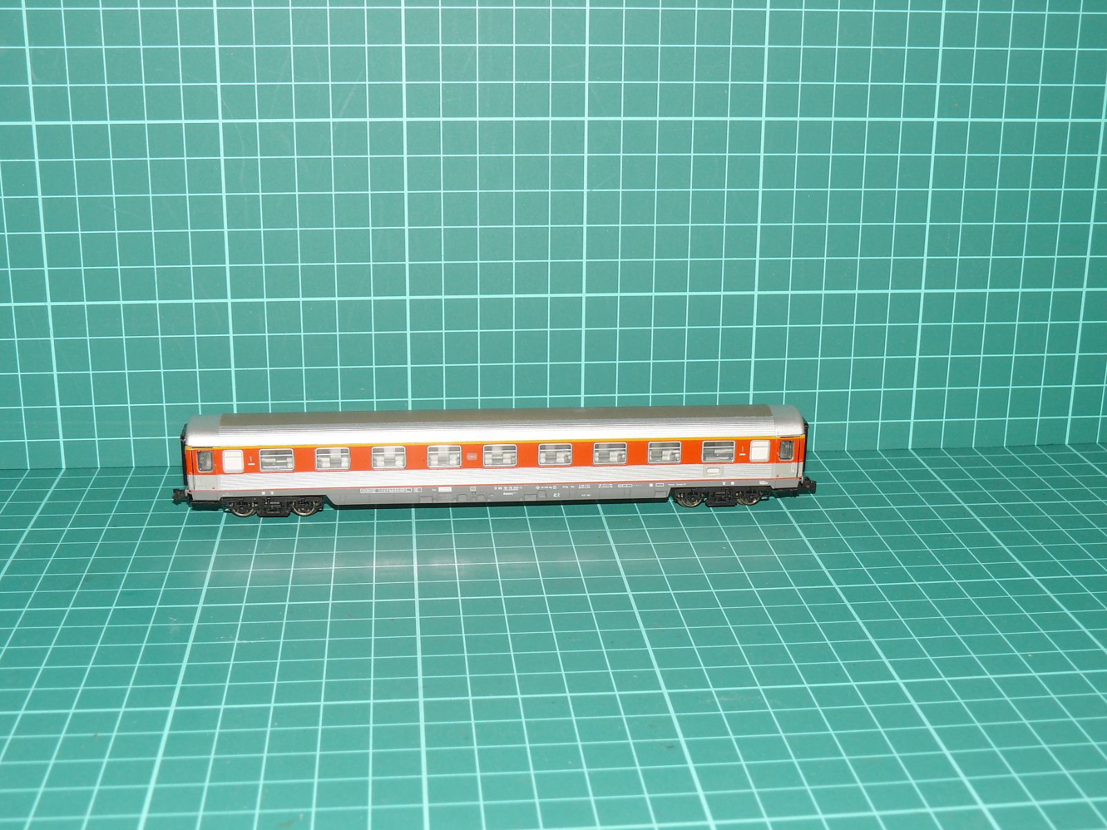 Fleischmann N - Rychlíkový osobní vůz 1./2. třídy ABüm 225 DB, Pop-Farben (oblázkově šedá / krvavě oranžová) – N