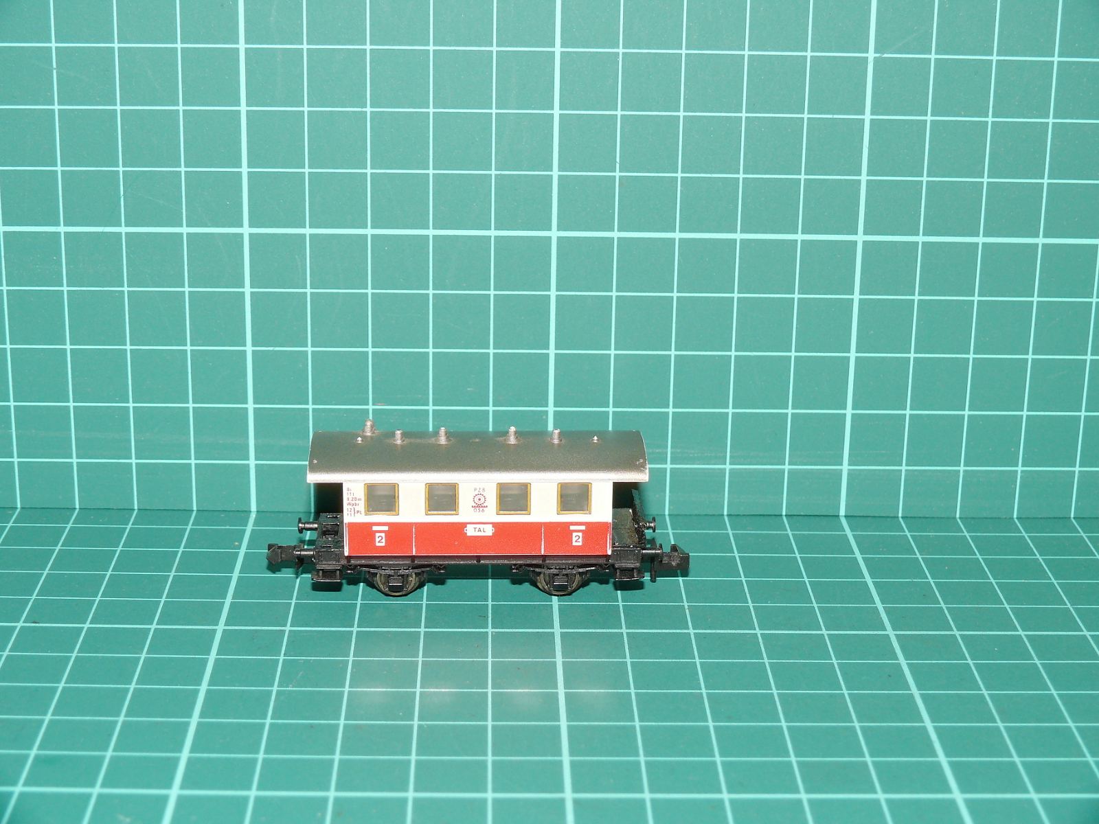 Fleischmann N - Dvounápravový osobní vůz 2. třídy Bergbahn / Zahnradbahn „TAL“, červenobílý – N