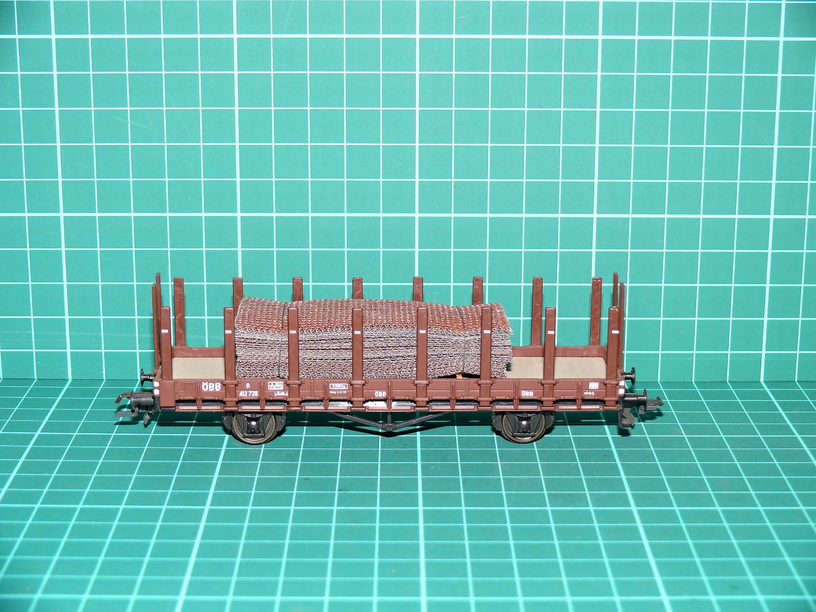 Roco H0 - Dvounápravový klanicový vůz R / Ks (ÖBB) hnědý s nákladem ocelových sítí (1:87) – H0