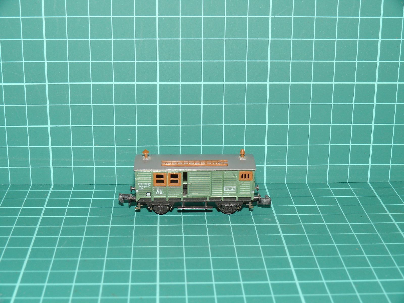 Piko N - Služební / obytný vůz pracovního vlaku „Bauzugwagen“ DB, světle zelený – N