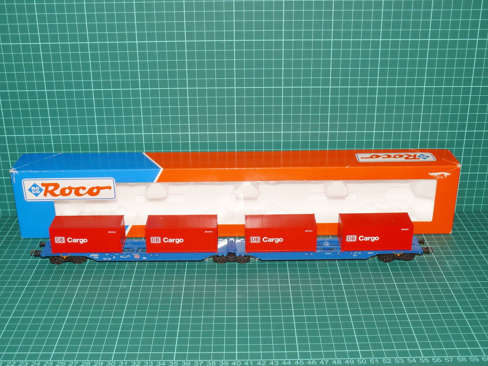 Roco H0 47103 - Šestinápravový kloubový kontejnerový vůz Sggmrss DB AG se 4 kontejnery „DB Cargo“, OVP – H0