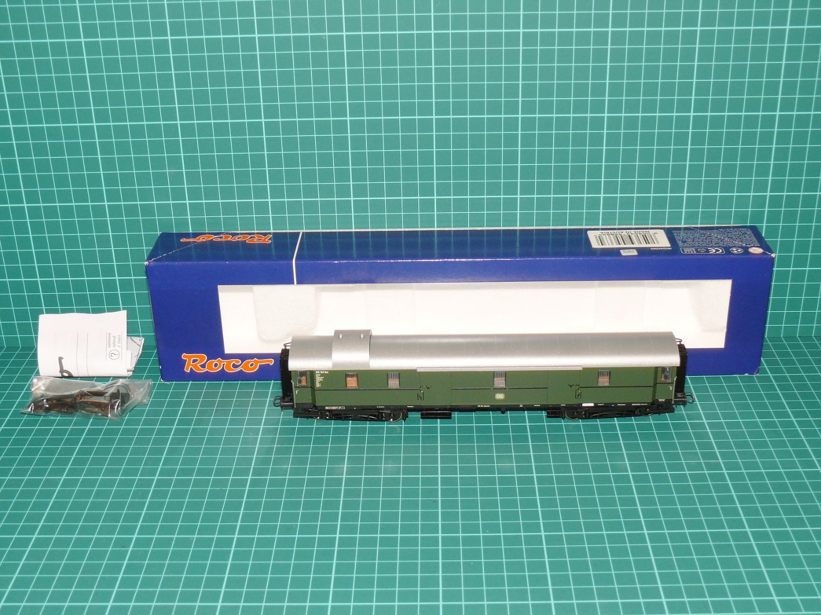 Roco H0 45663 - Čtyřnápravový rychlíkový služební / zavazadlový vůz Pw4üe-28 DB se střešní nástavbou, zelený, OVP – H0
