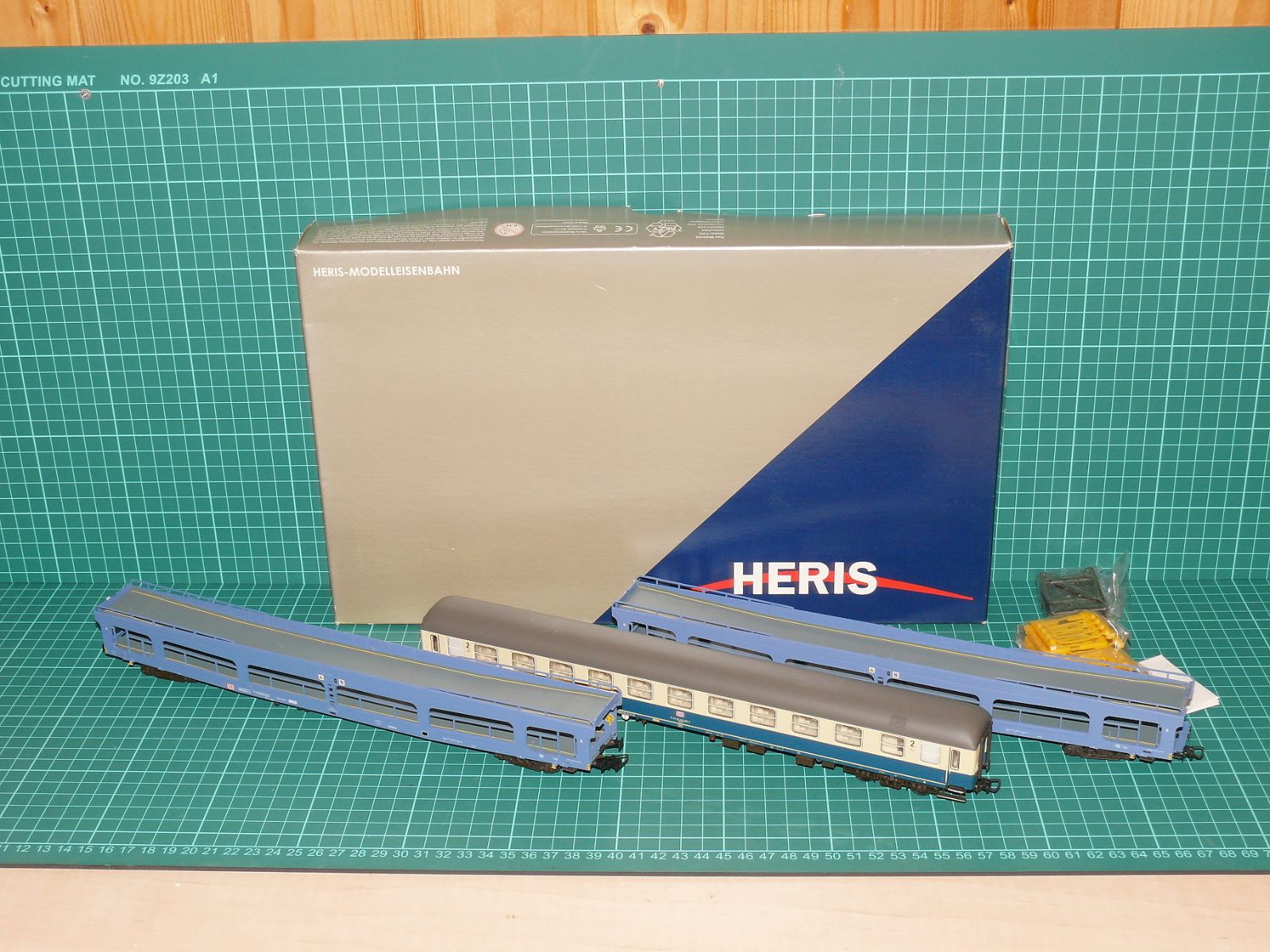 Heris H0 11025 - Třídílný autovlakový set „Autoreisezug“ DB (2x patrový autovůz DDm 915 + osobní lůžkový/lehátkový vůz Bcm 243), OVP – H0