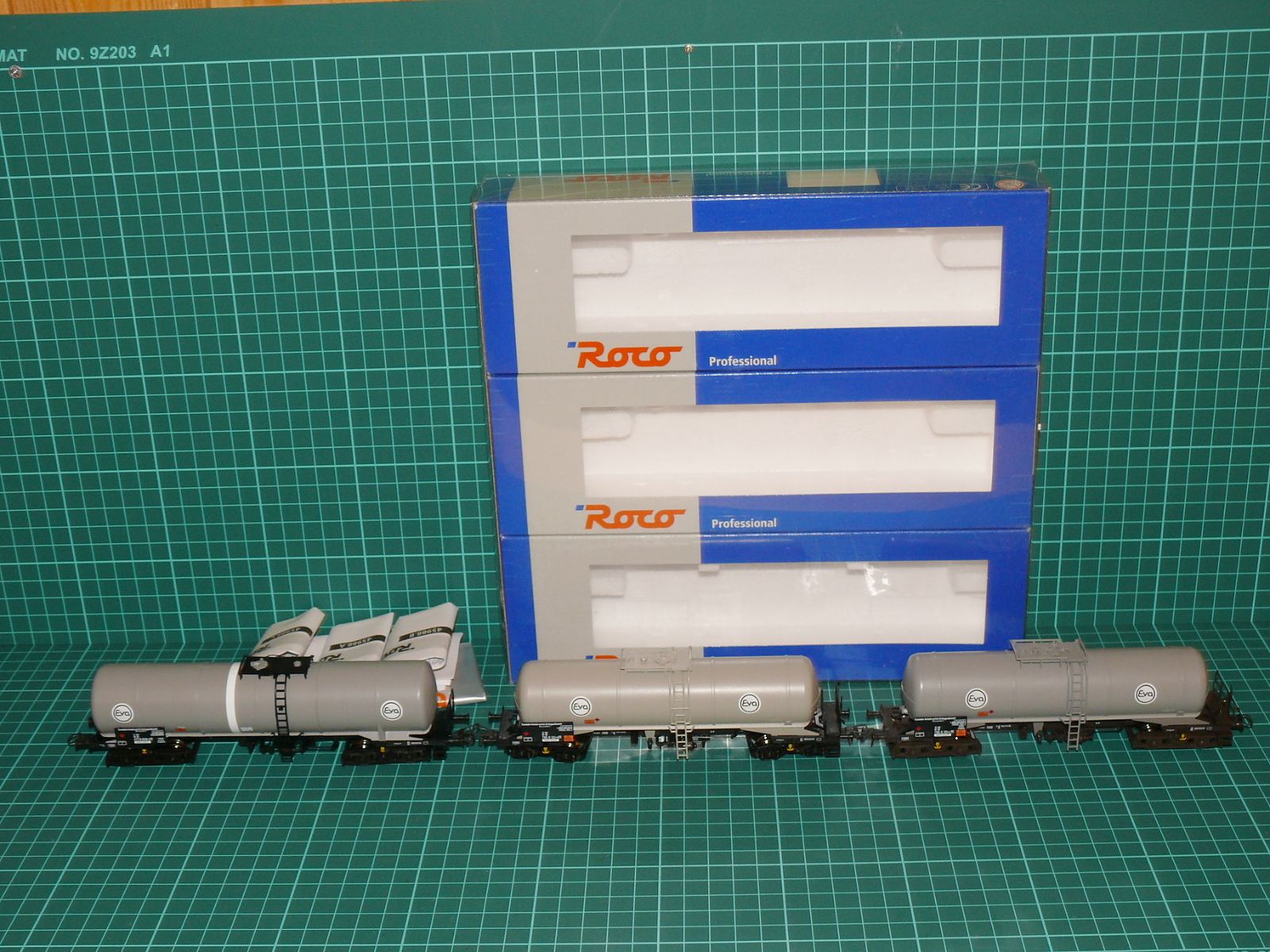 Roco H0 - Třídílný set čtyřnápravových kotlových vozů Zaes / Zagkks „EVA“ DB, šedé, 3x OVP – H0