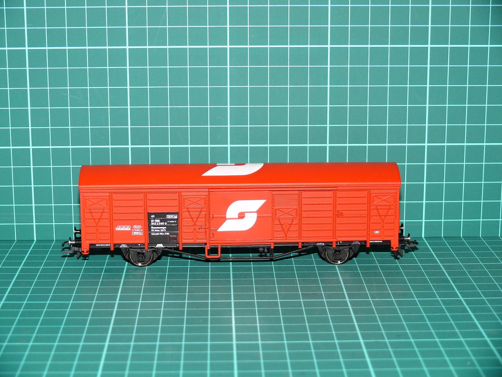Roco - ÖBB Krytý nákladní vůz (oranžový / logo ÖBB) – H0