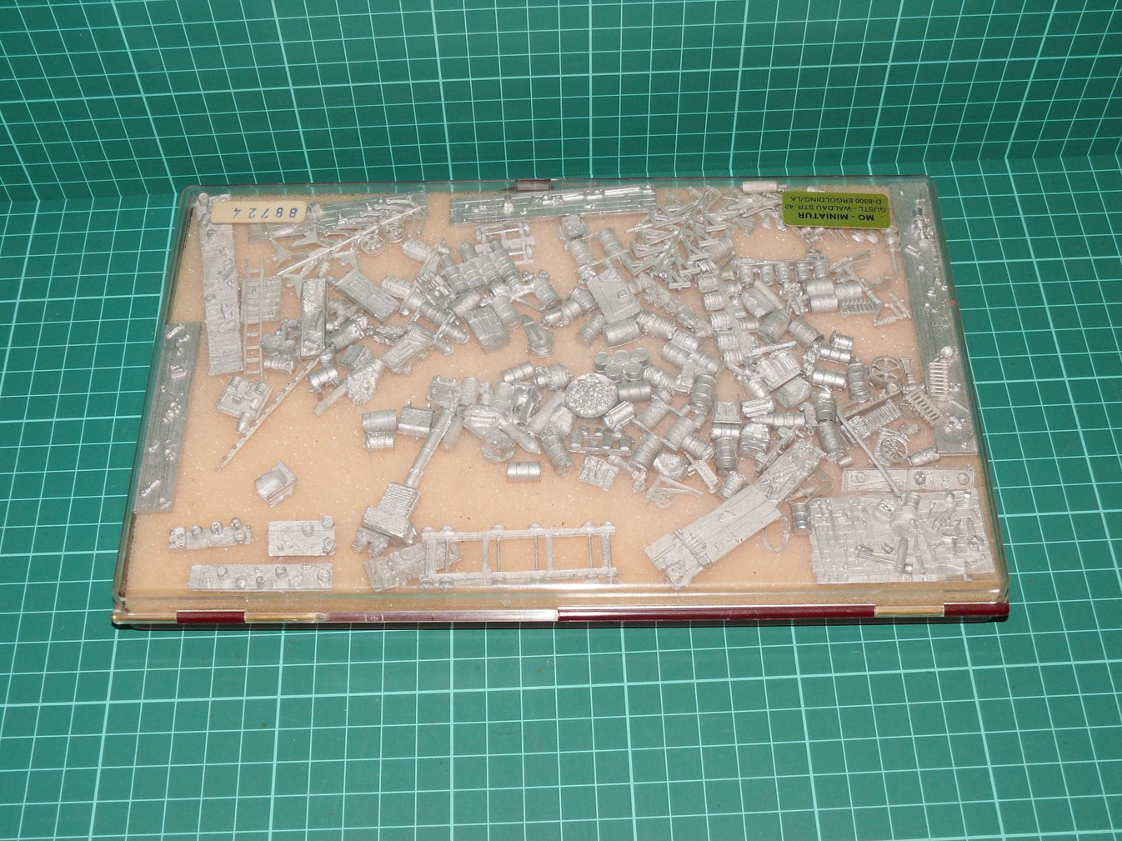 Mo-Miniatur H0 / N - Bohatá sbírka kovových detailů a příslušenství (bílé olovo / odlitky), v plastovém boxu – H0