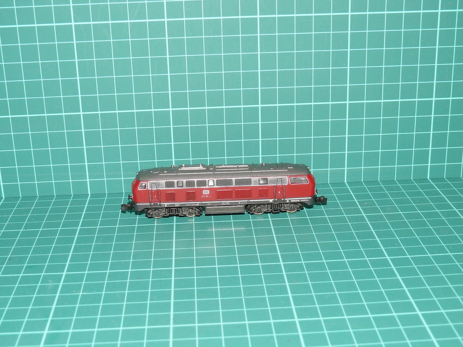 Minitrix N 51 2061 00 - Dieselová lokomotiva BR 216 (V 160) DB, "Lollo" / červená – N