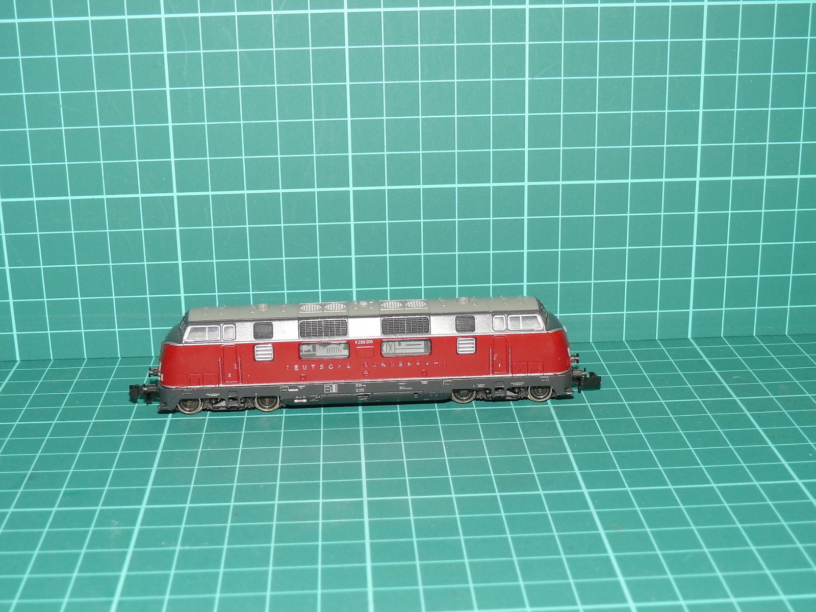 Roco N 23218 - Dieselová lokomotiva V 200 035 DB, červená / epocha III – N