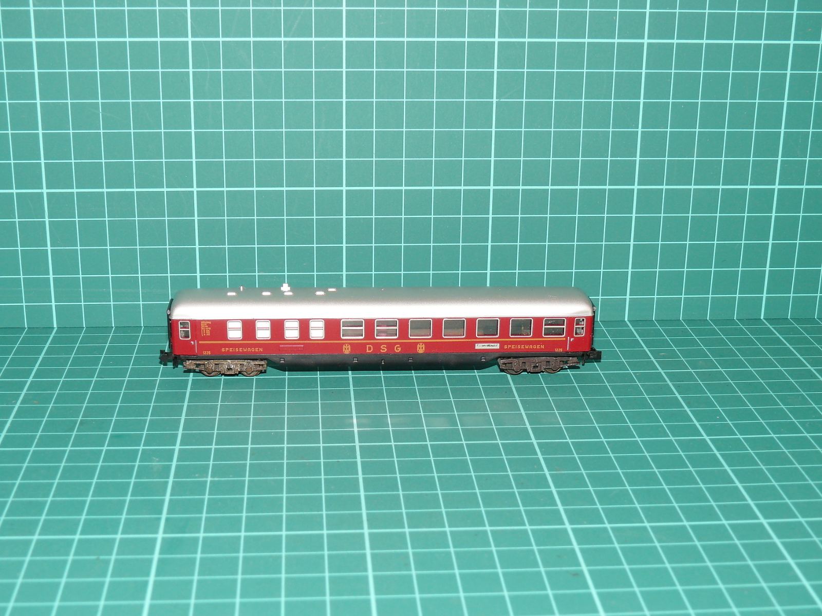 Arnold N 3201 - Čtyřnápravový jídelní vůz WR4ümg DSG / DB, červený / stříbrná střecha – N