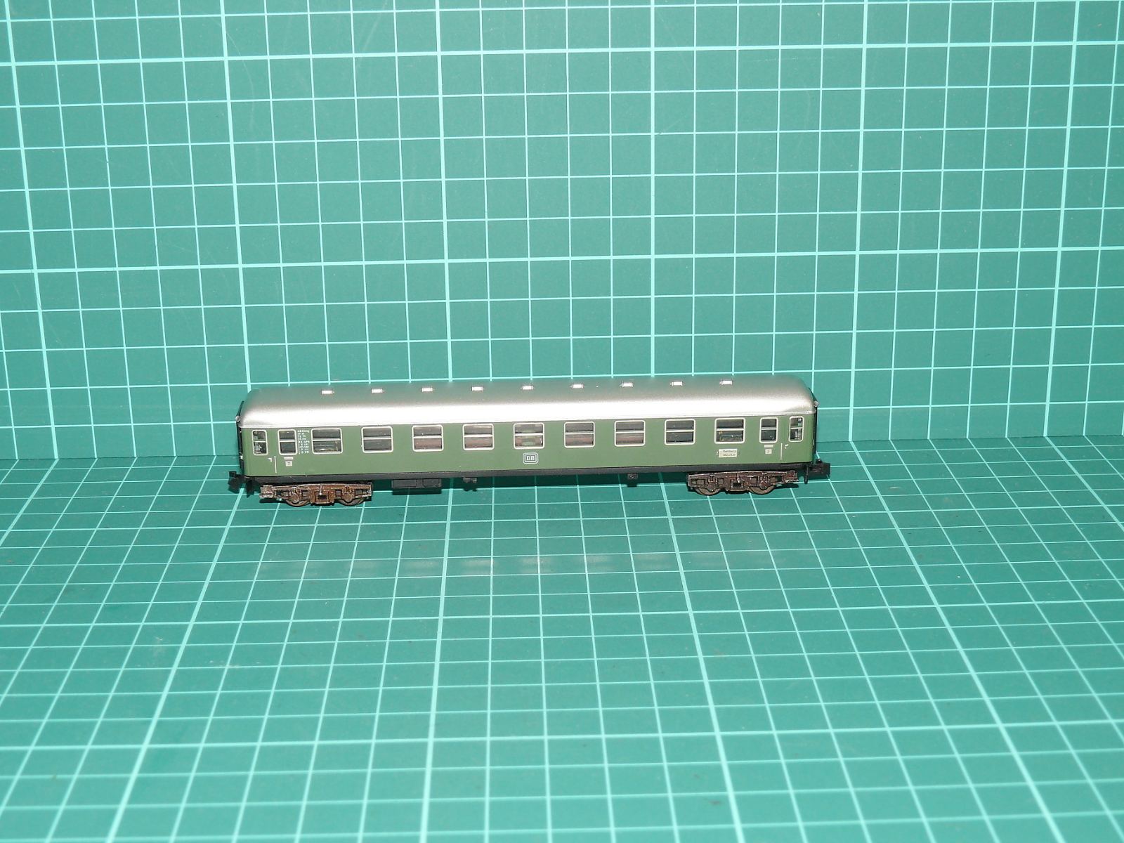 Minitrix N 13004 - Čtyřnápravový rychlíkový vůz 2. třídy B4üm / Bm DB, chromoxidová zeleň – N