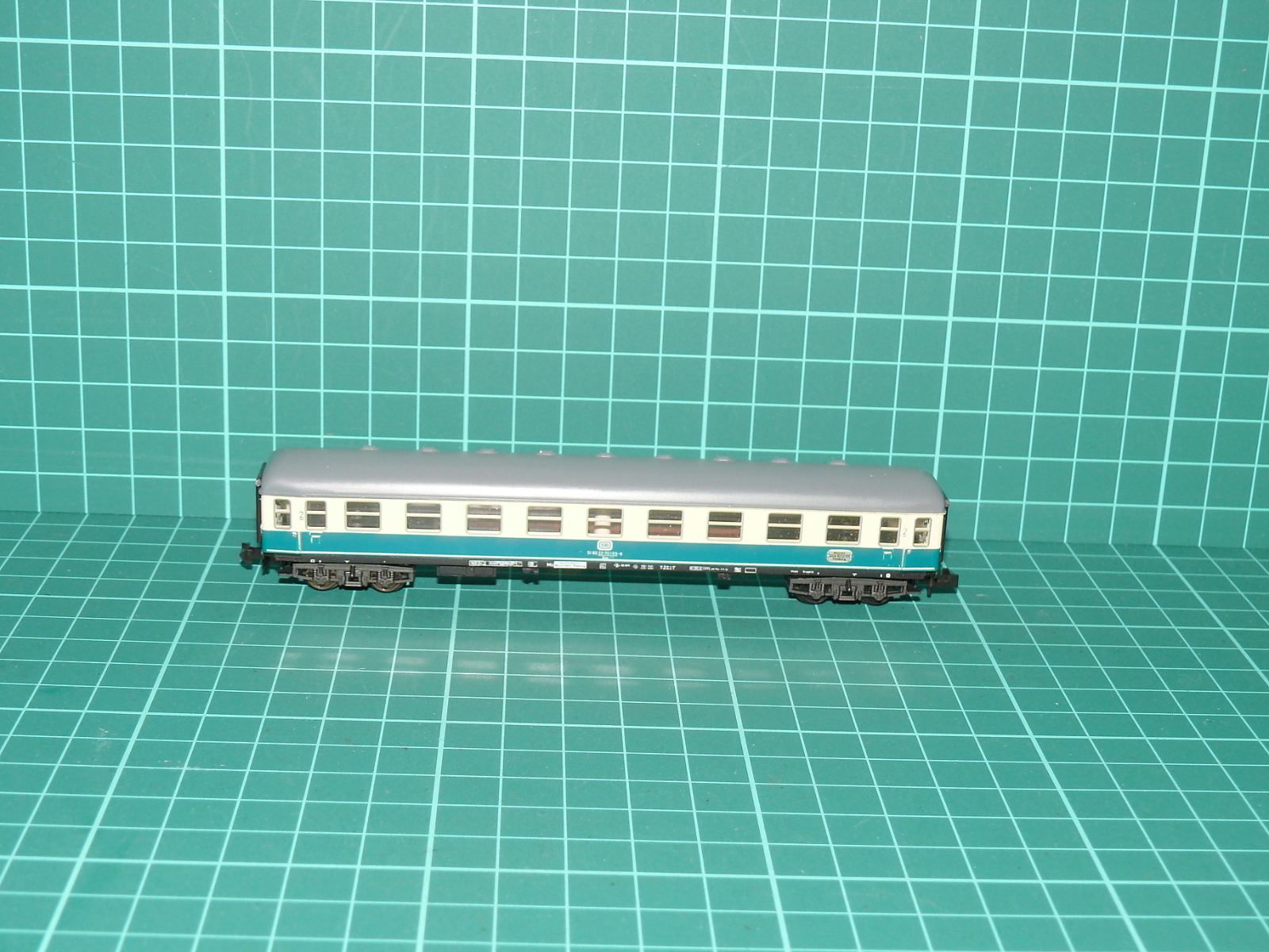 Minitrix N 13010 - Čtyřnápravový rychlíkový vůz 2. třídy Bm 234 DB, oceánská modř / béžová – N
