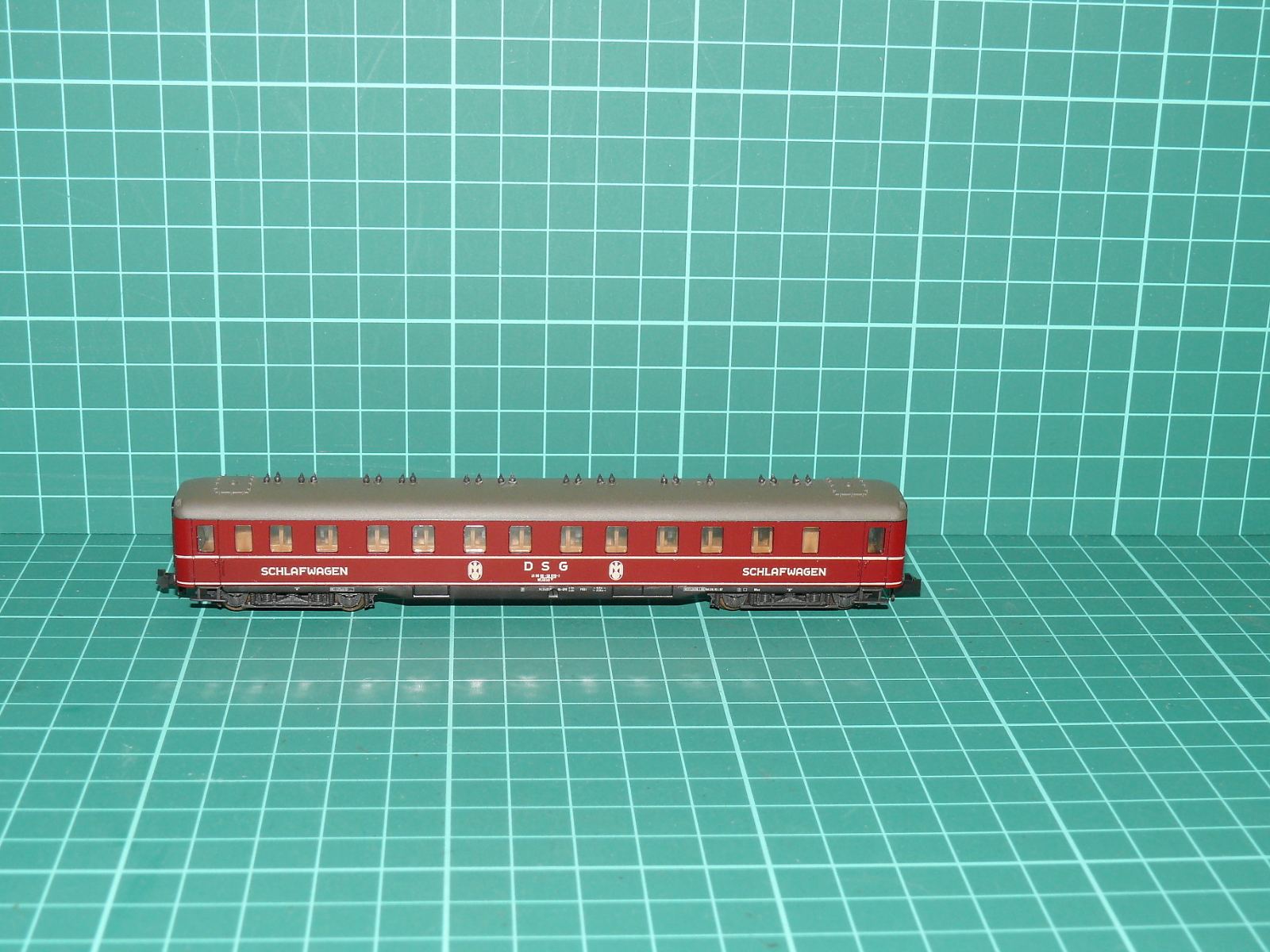 Roco N 24262 - Čtyřnápravový lůžkový vůz WLABüm DSG / DB, červený – N