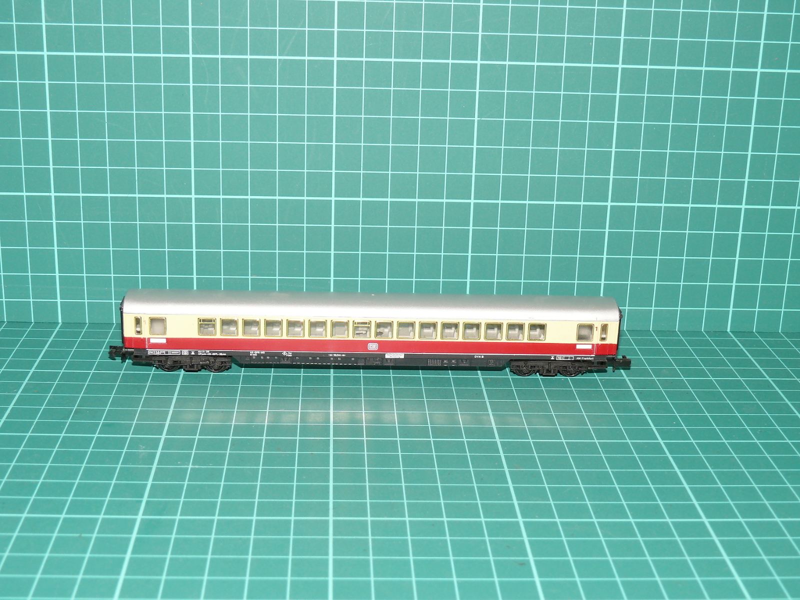 Arnold N 3211 - Čtyřnápravový rychlíkový vůz 1. třídy Avmz 111 TEE DB, purpurová červeň / béžová – N