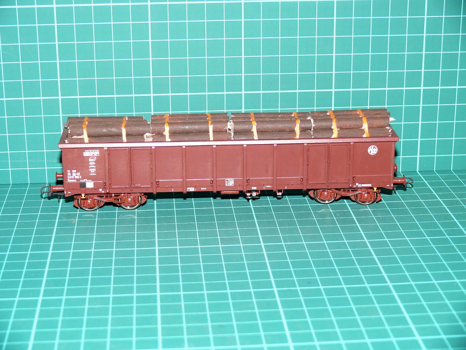 Roco 76091 A H0 - Čtyřnápravový vysokostěnný otevřený vůz Eanos (HŽ) hnědý s nákladem kmenů (1:87) – H0
