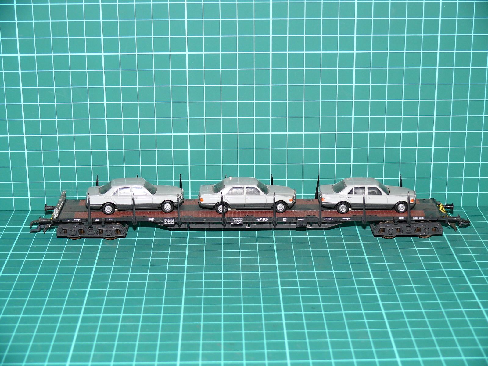 Roco H0 - Šestinápravový hlubinový / plošinový vůz Samms se 3 modely aut Mercedes-Benz (DB) (1:87) – H0