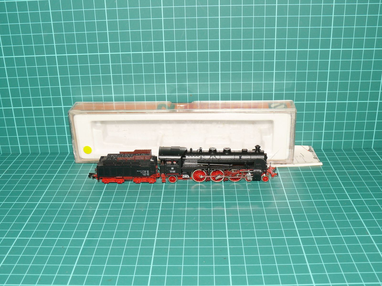 Arnold N 2212 - Parní lokomotiva řady 24 s třínápravovým tendrem DB, ep. III – N