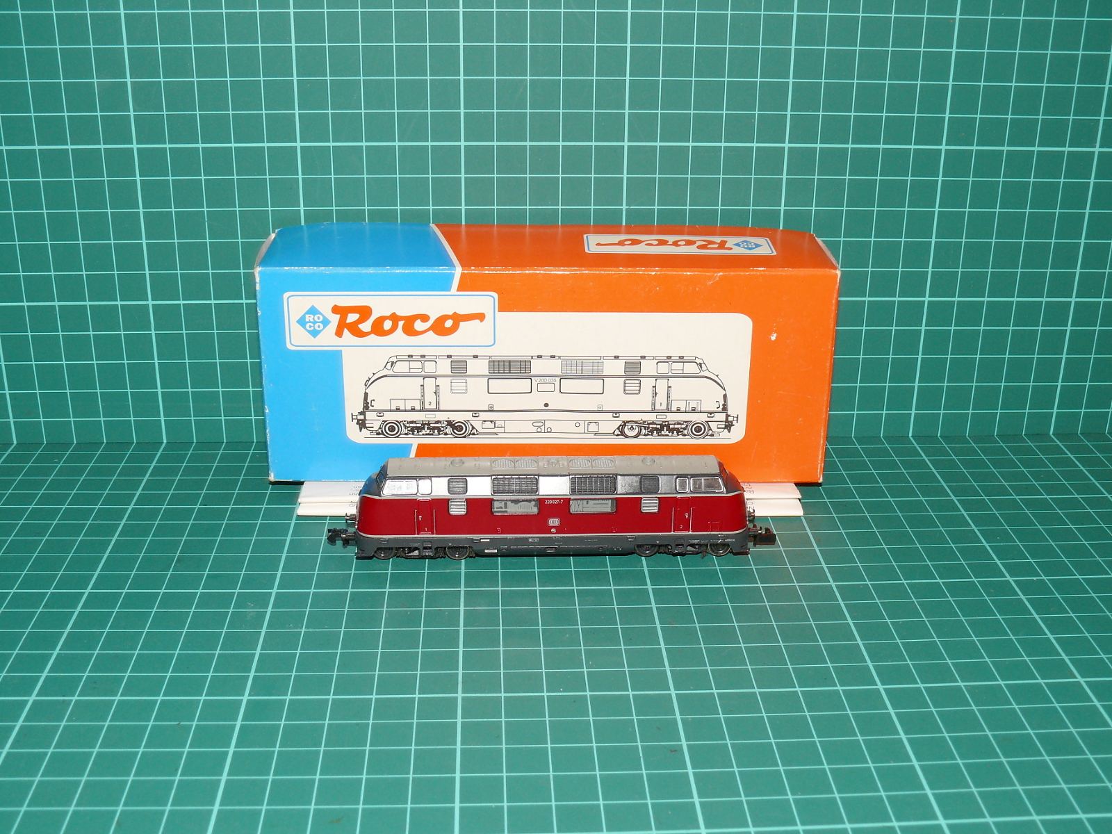 Roco N 23286 - Dieselová lokomotiva řady 220 (ex V 200.0) DB, ep. IV – N