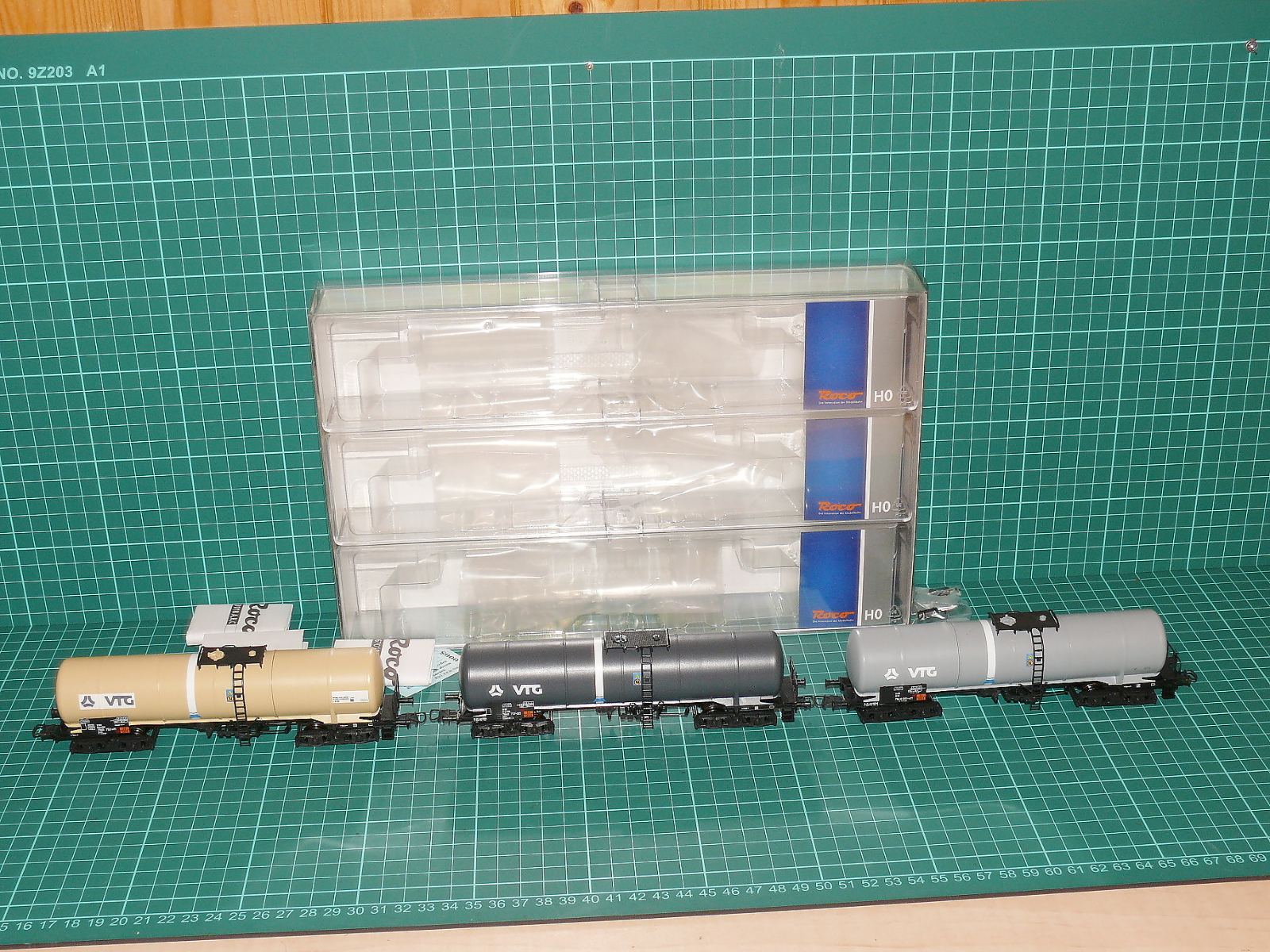 Roco H0 67018 - Třídílný set čtyřnápravových cisternových vozů Zagkks VTG, ep. V/VI – H0