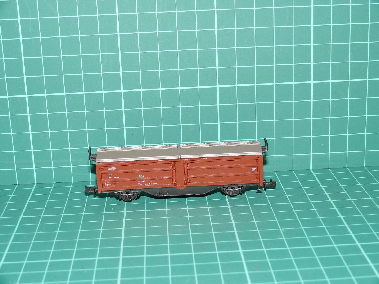 Roco N 25010 (02324 S) - Dvojnápravový krytý nákladní vůz s odsuvnou střechou Kmmks 51 / Ts 851 DB, ep. III/IV[cite: 41, 44] – N