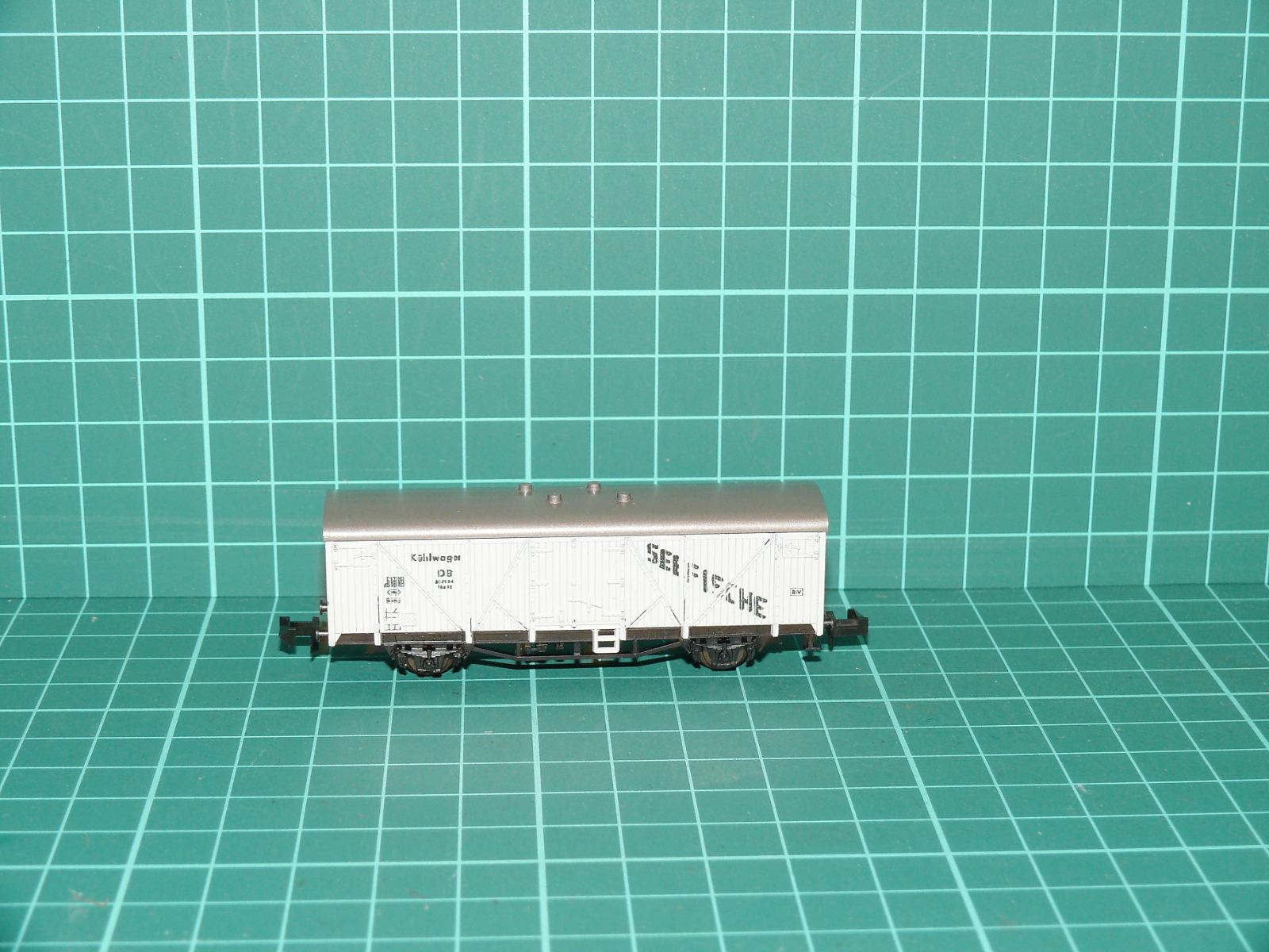 Roco N 25008 (02322 S) - Dvounápravový chladicí vůz na ryby „Seefische“ DB, ep. III – N