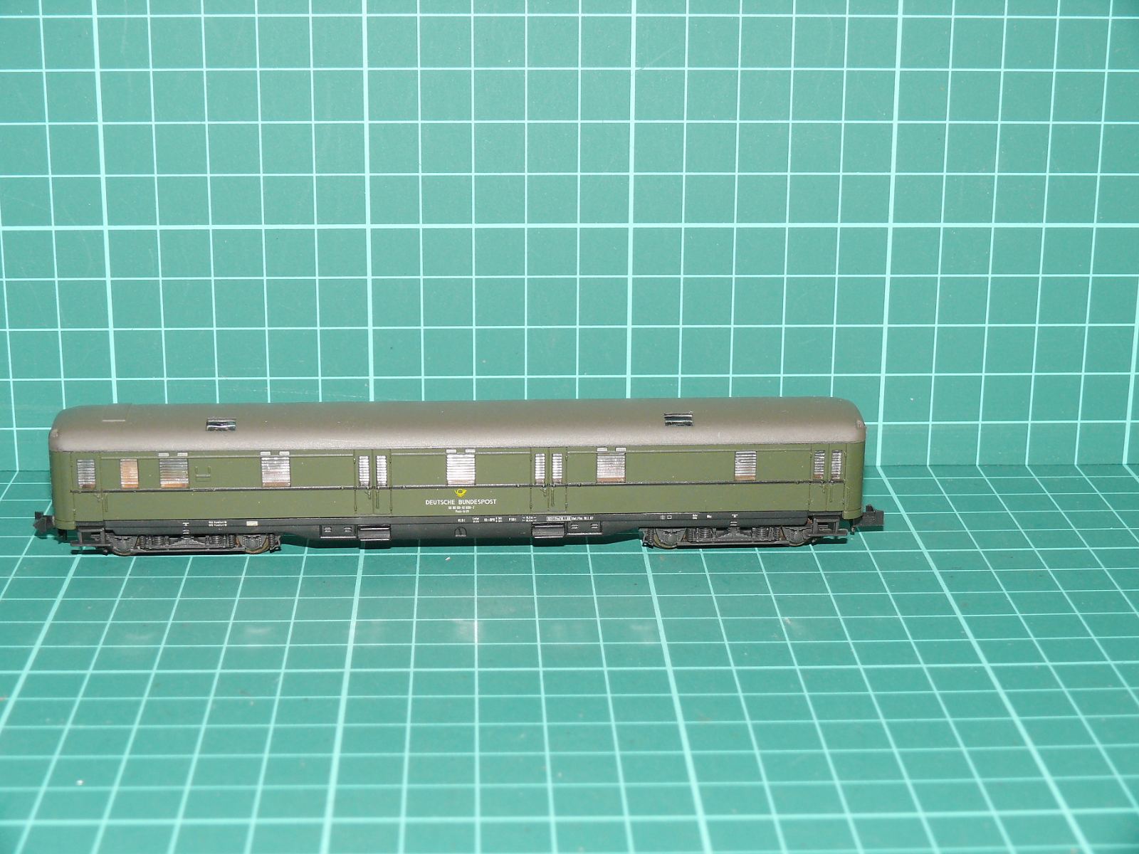 Roco N 24266 (02266 A) - Čtyřnápravový poštovní rychlíkový vůz Post mr-a Deutsche Bundespost / DB, ep. IV – N