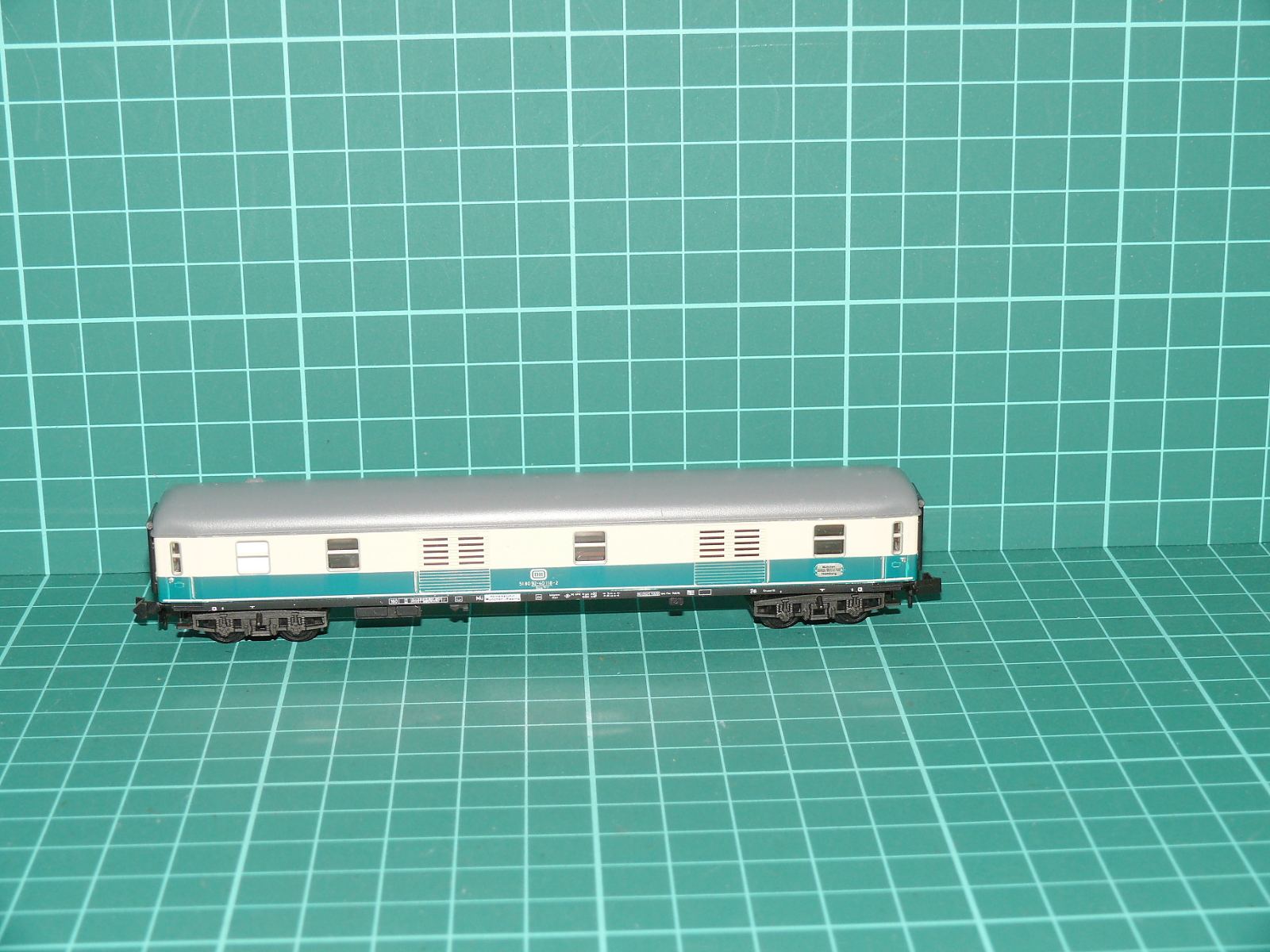 Minitrix N 13076 (3076) - Rychlíkový zavazadlový vůz řady Dms 905 DB, oceánská modř/béžová, ep. IV – N
