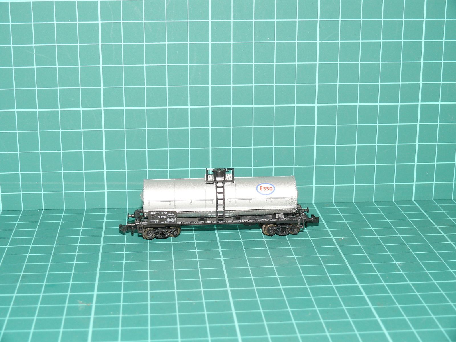 Roco N 25014 (02327 S) - Čtyřnápravový kotlový vůz „Esso“ DB, ep. III/IV – N