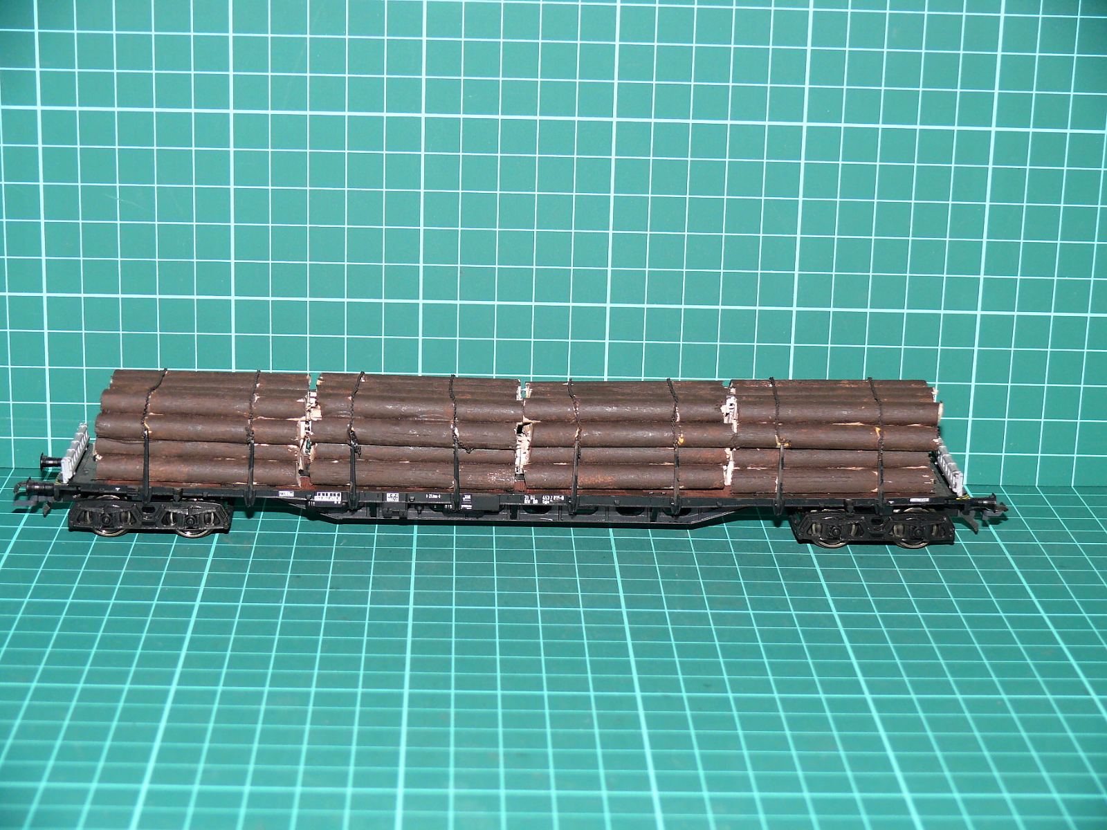 Roco H0 - Čtyřnápravový plošinový vůz Samms (DB) černý s nákladem kmenů (1:87) – H0
