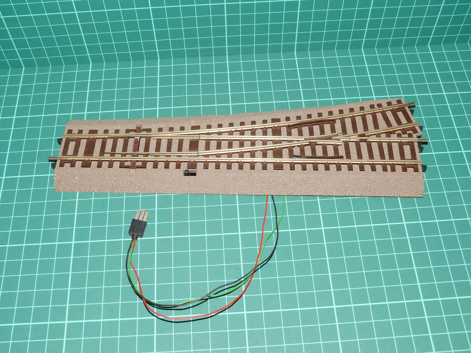 Roco LINE H0 42538 (42532 + 42620) - Levá výhybka 15° (Wl15) s pryžovým podložím a elektrickým přestavníkem – H0