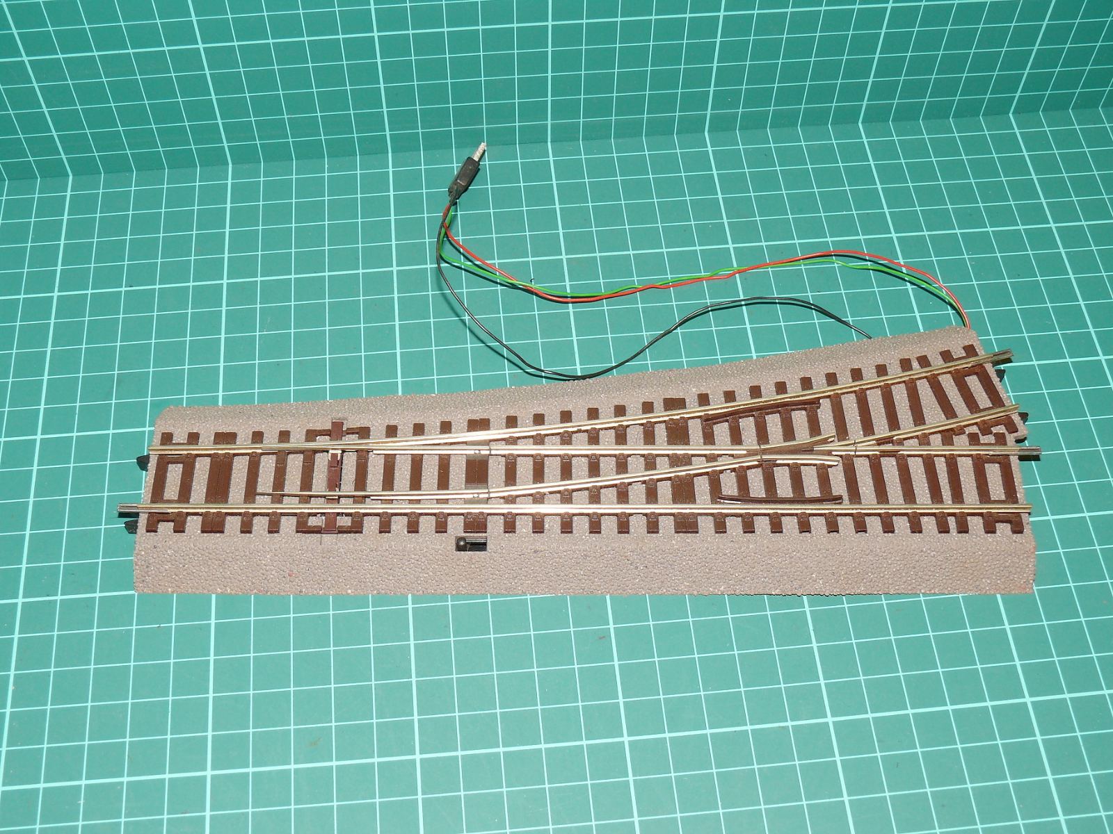 Roco LINE H0 42539 (42533 + 42620) - Pravá výhybka 15° (Wr15) s pryžovým podložím a elektrickým přestavníkem – H0