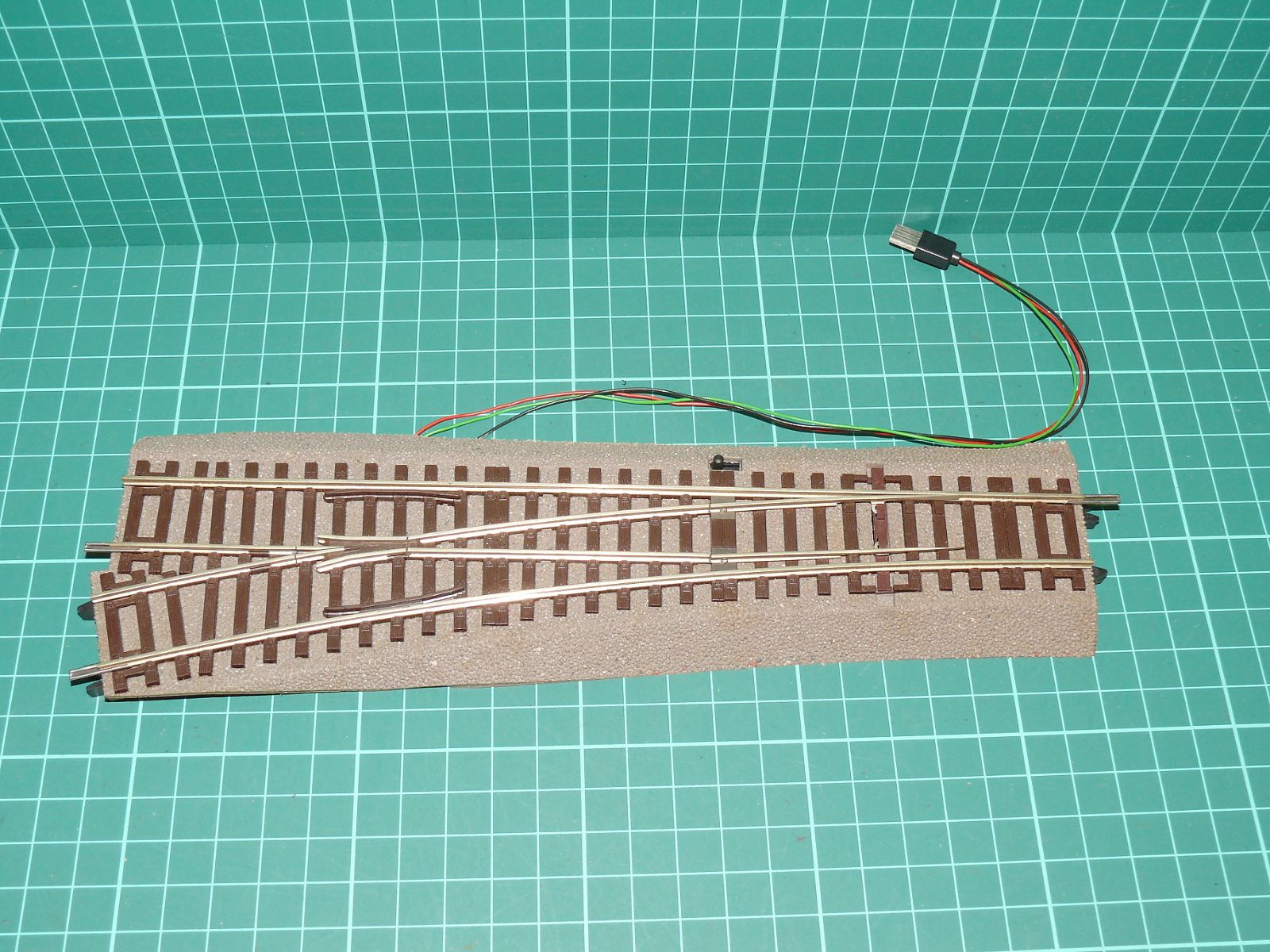 Roco LINE H0 42538 (42532 + 42620) - Levá výhybka 15° (Wl15) s pryžovým podložím a elektrickým přestavníkem – H0