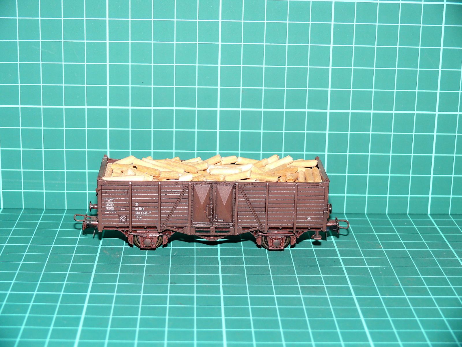 Klein Modellbahn H0 - Dvounápravový vysokostěnný otevřený vůz E-w (ÖBB) hnědý s nákladem dřevěných polen (1:87) – H0