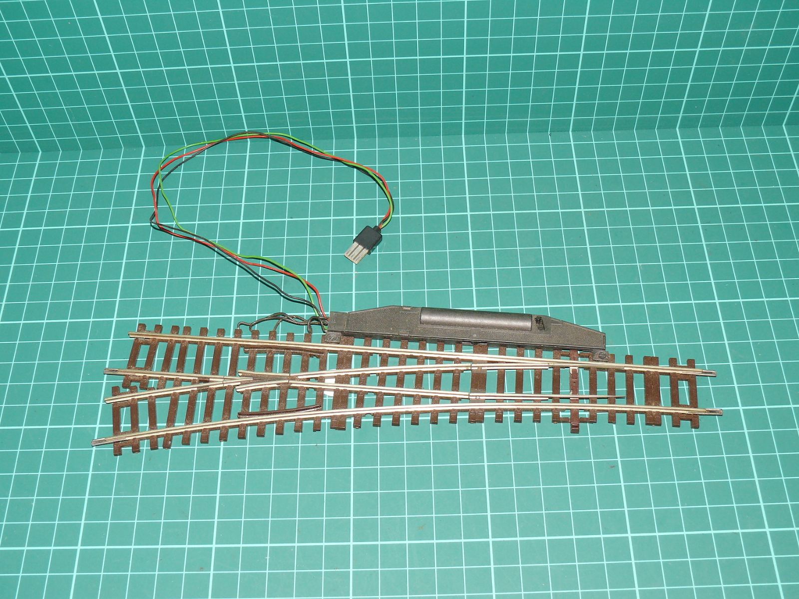 Roco LINE H0 42440 + 40295 - Levá modelová výhybka 15° (Wl15) bez podloží s elektrickým přestavníkem (Code 83) – H0