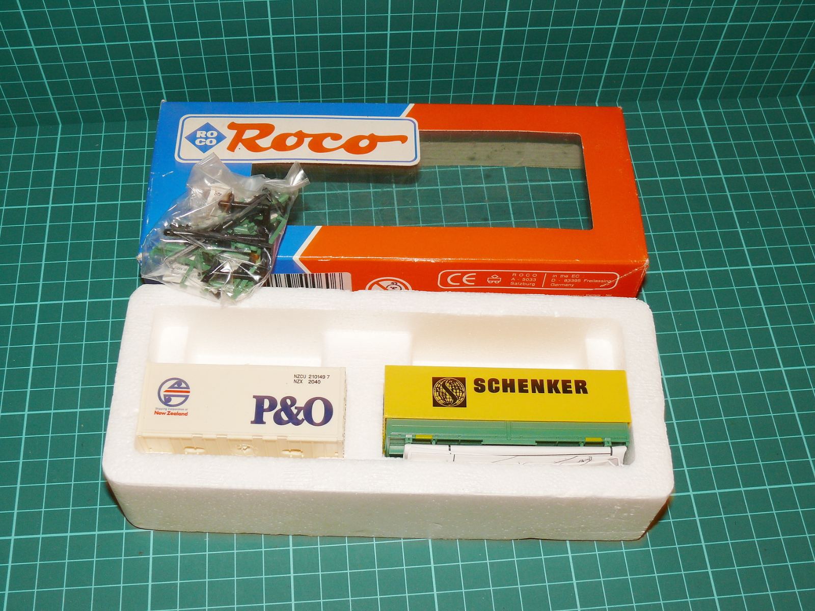 Roco H0 40060 - Sada příslušenství: Dva 20' kontejnery (P&O / SCHENKER) a klanice pro plošinové vozy – H0