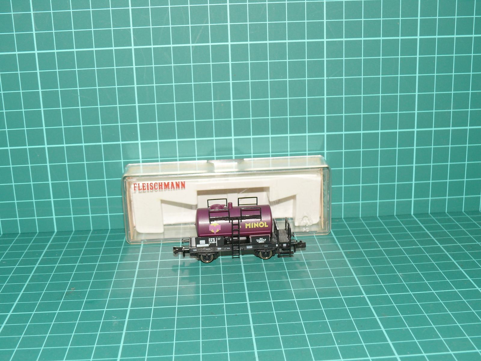 Fleischmann N 8406 - Dvounápravový cisternový vůz "MINOL" s brzdařskou plošinou DR, Ep. IV – N