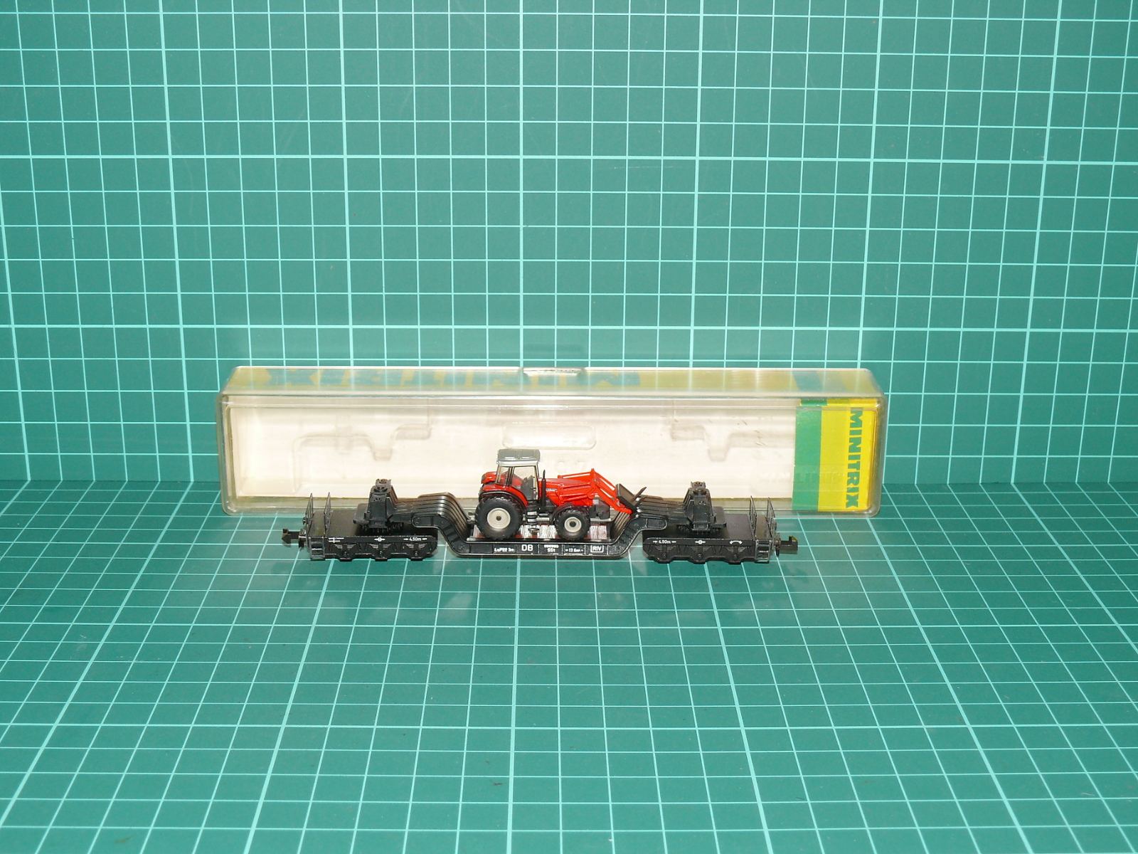 Minitrix N 51 3297 00 - Šestinápravový hlubinový vůz Uaai 812 (SSt 37) DB s nákladem traktoru s čelním nakladačem – N