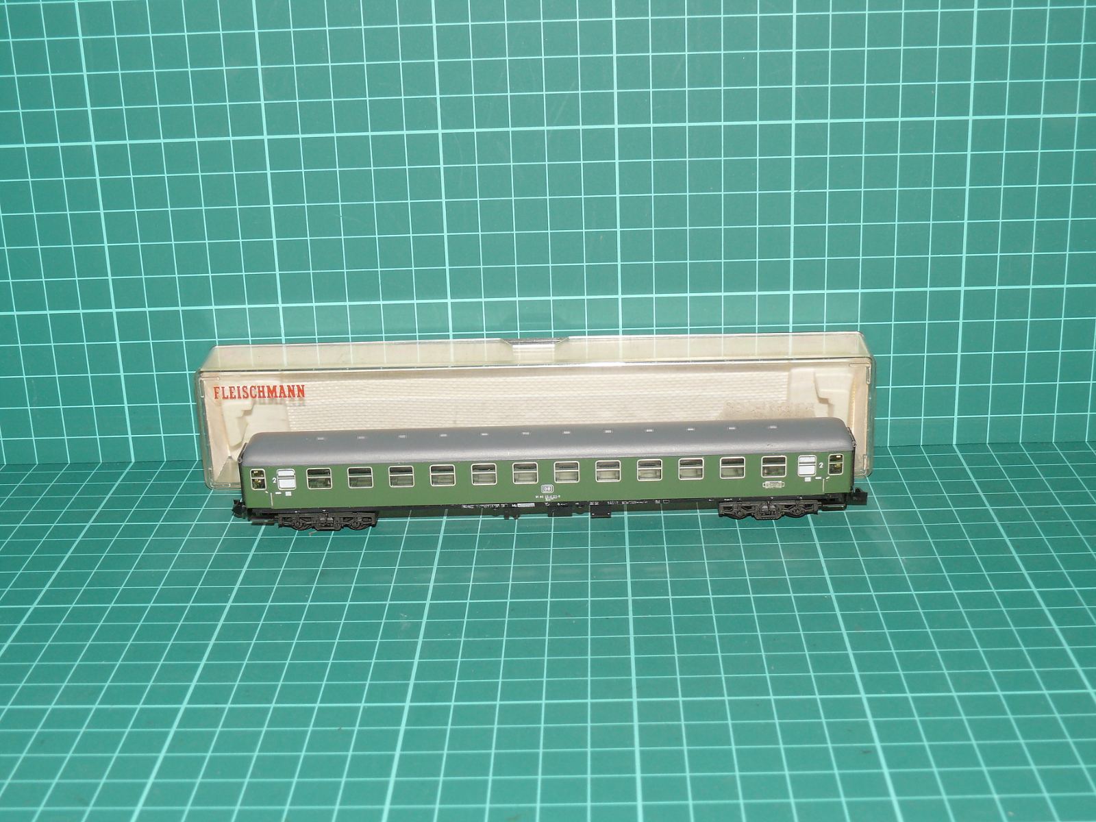 Fleischmann N 8165 - Čtyřnápravový rychlíkový osobní vůz 2. třídy Bm 234 (DB), Ep. IV – N