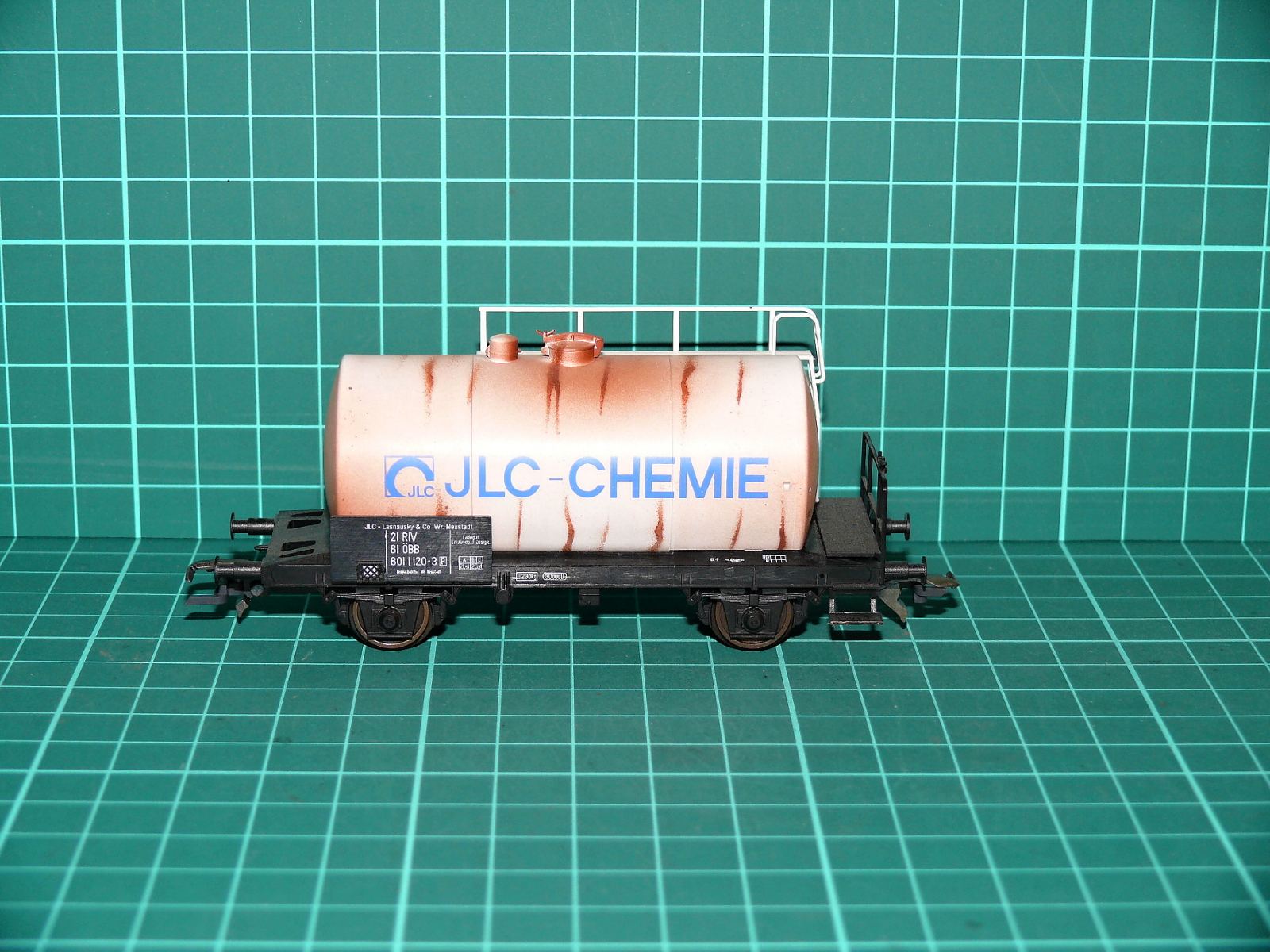 Roco H0 - Dvounápravový cisternový vůz „JLC-CHEMIE“ (ÖBB) bílý s patinou / rzí (1:87) – H0