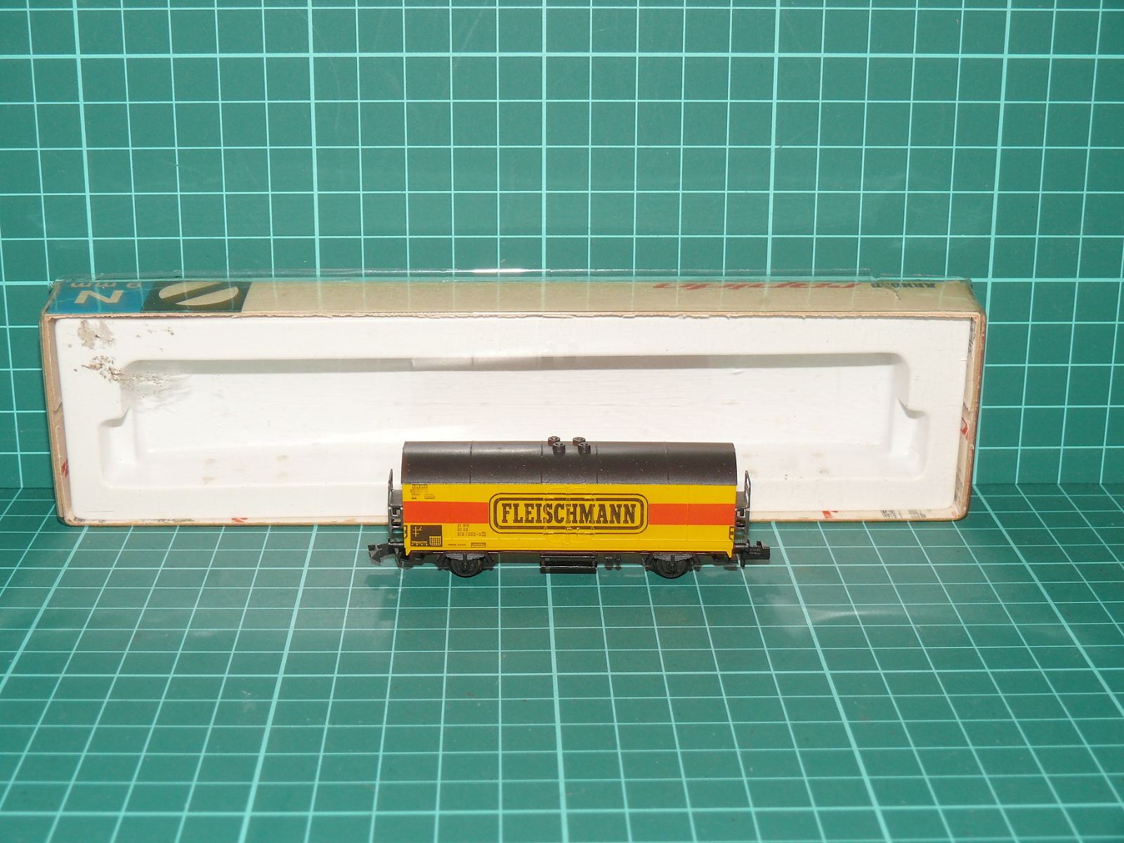 Fleischmann N 8205 Dvounápravový cisternový vůz s budkou Fleischmann DB, ep. III – N