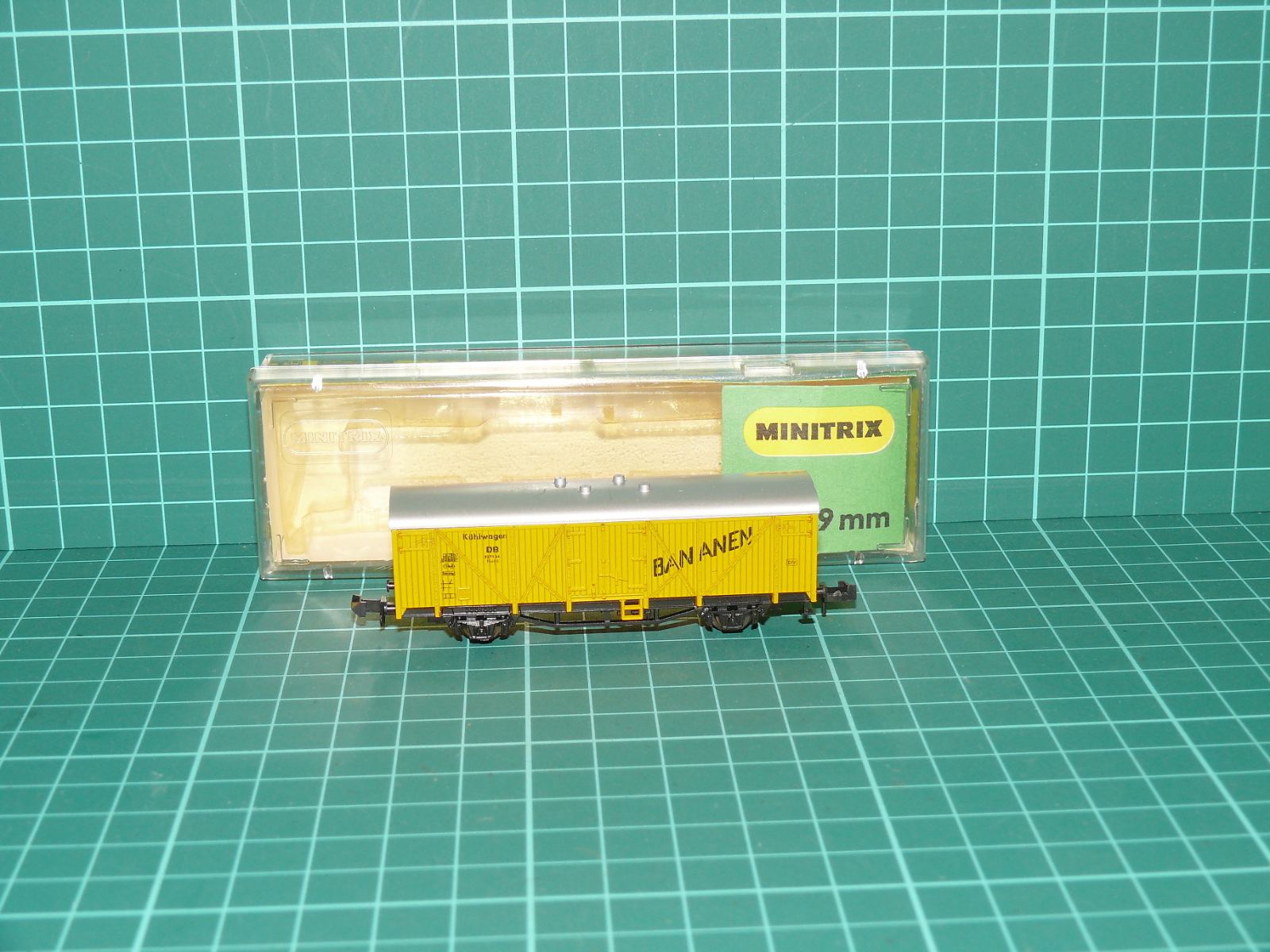 Minitrix N 3166 Dvounápravový chladicí vůz na banány Kühlwagen Bananen DB, ep. III – N