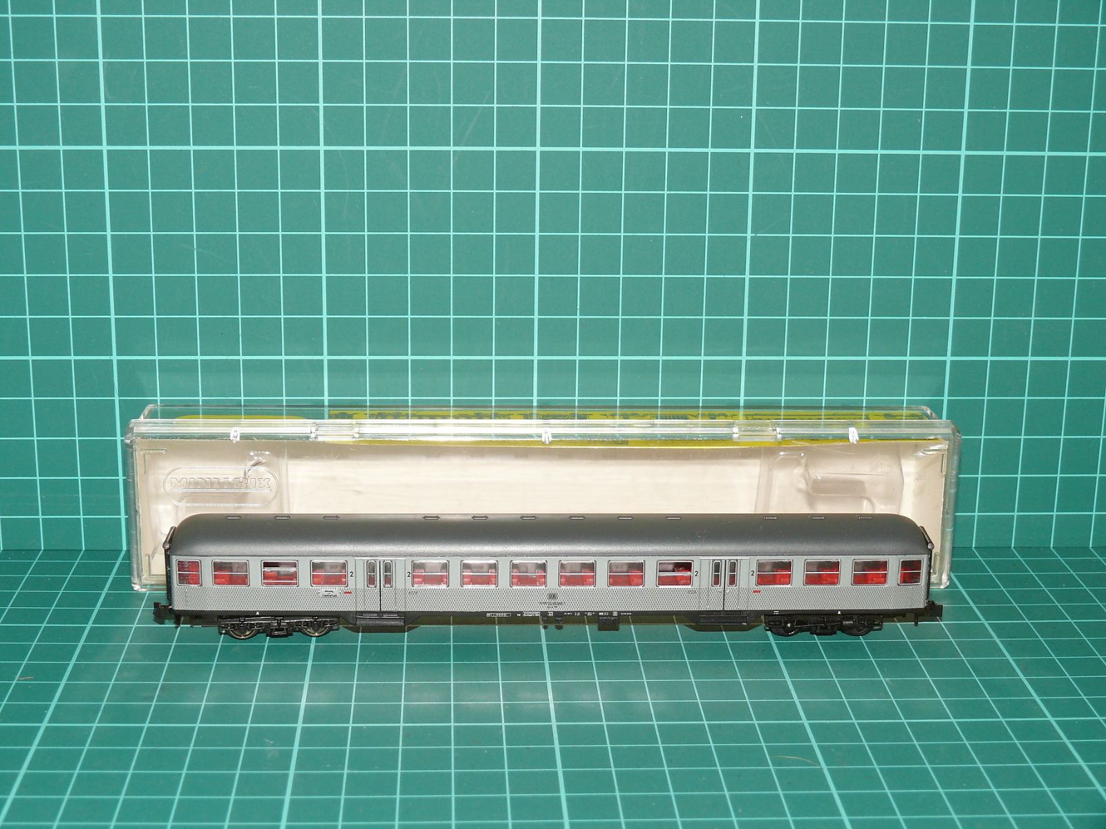 Minitrix N 13080 Čtyřnápravový příměstský osobní vůz 2. třídy Silberling Bnb DB, ep. IV – N