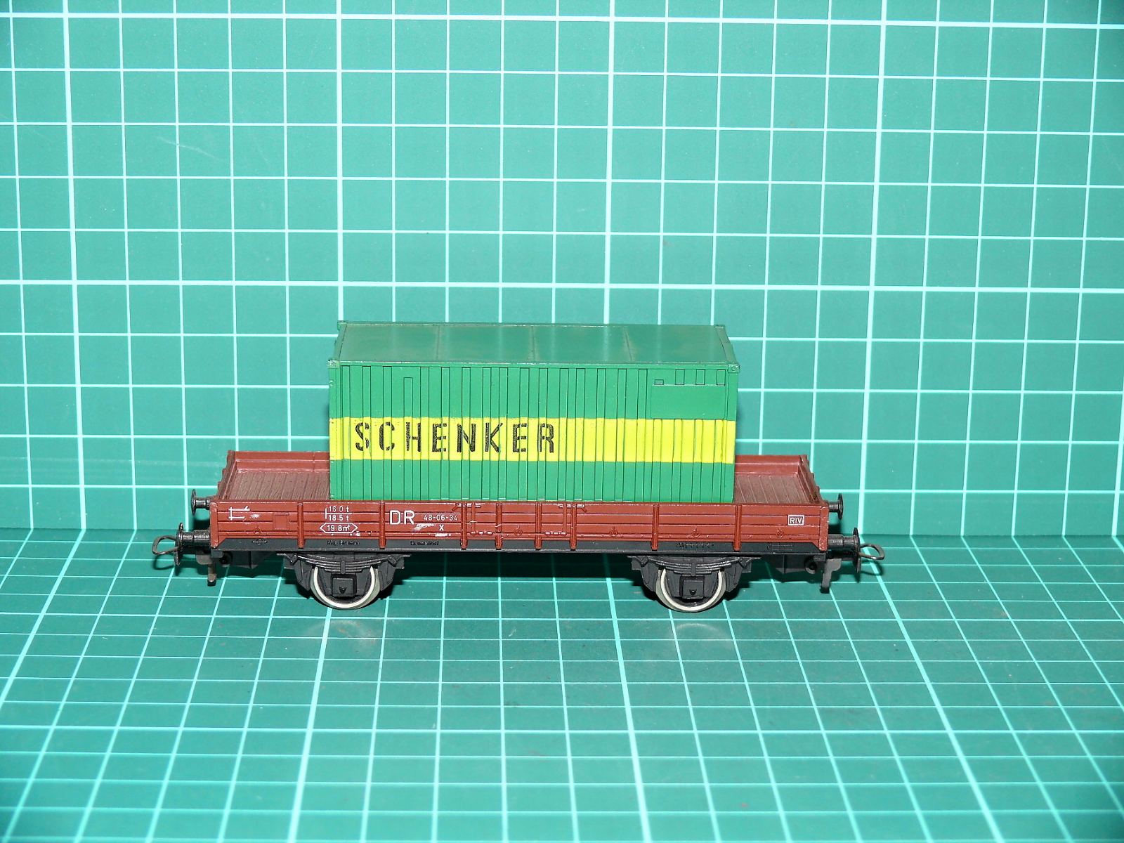 Kleinbahn H0 - Dvounápravový nízkostěnný vůz Ks (DR) s kontejnerem SCHENKER (1:87) – H0