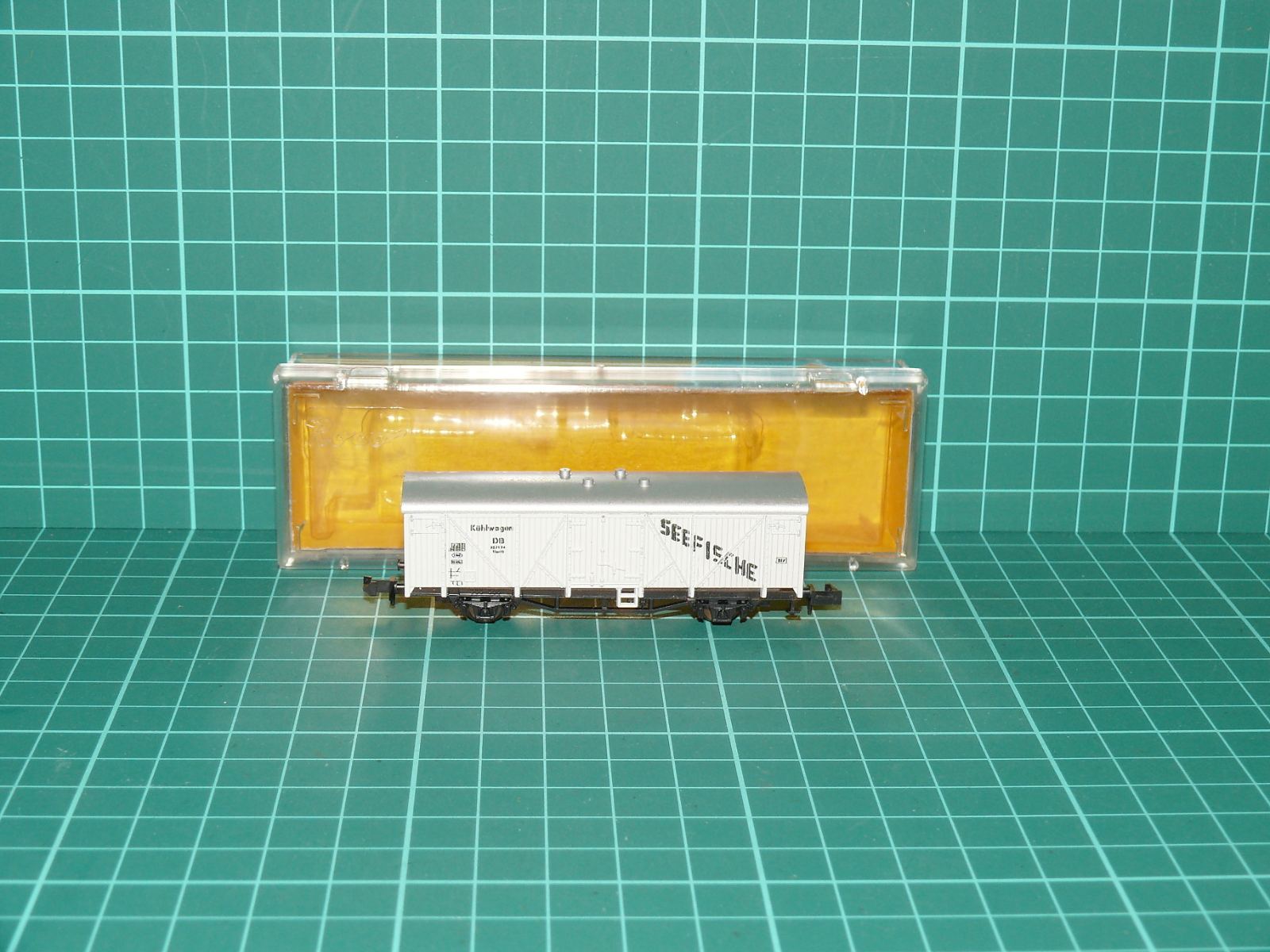 Roco N 2307 Dvounápravový chladicí vůz na ryby Seefische Kühlwagen DB, ep. III – N