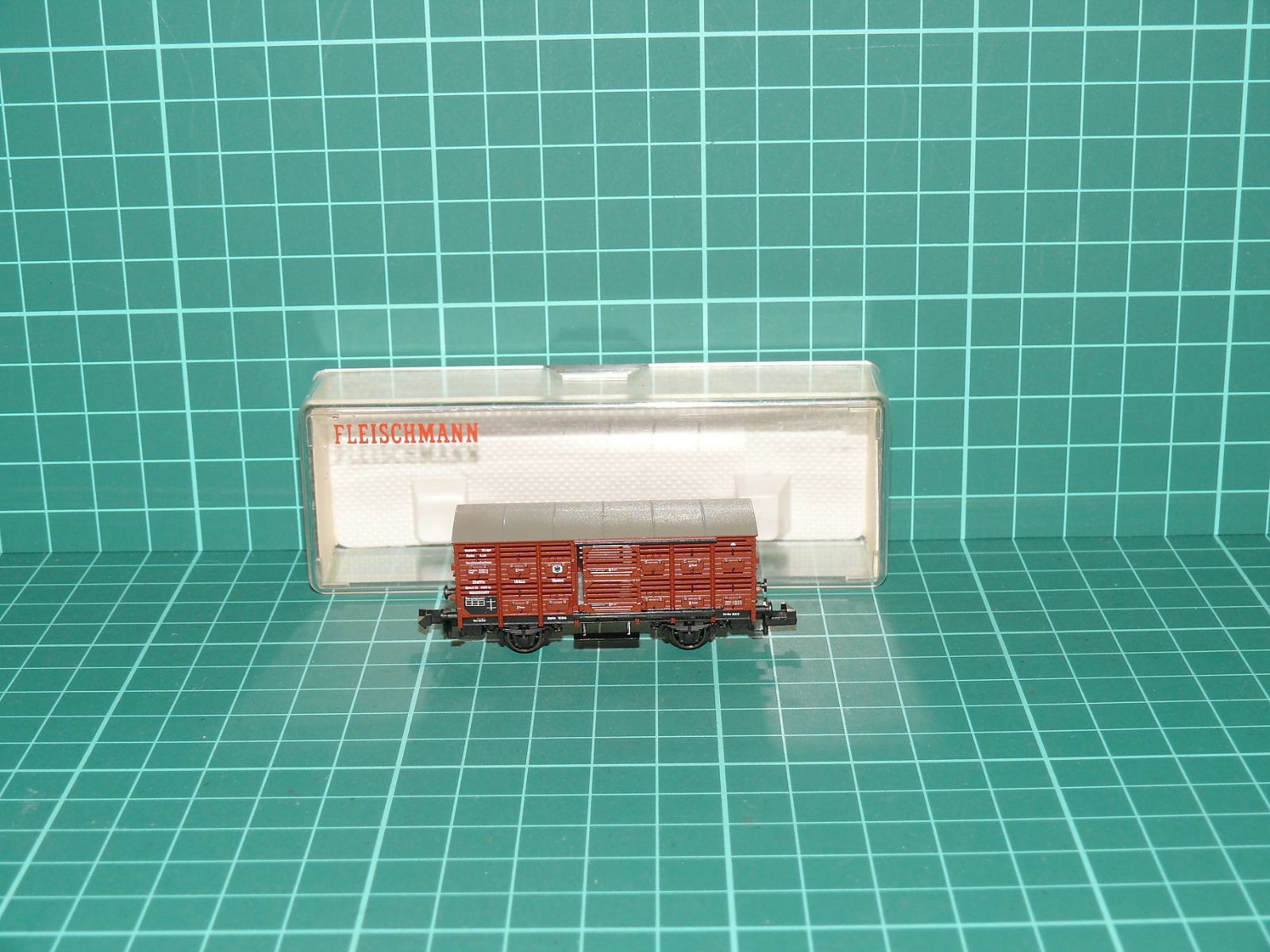 Fleischmann N 8841 Dvounápravový vůz na přepravu dobytka Verschlagwagen Vl DB, ep. III – N