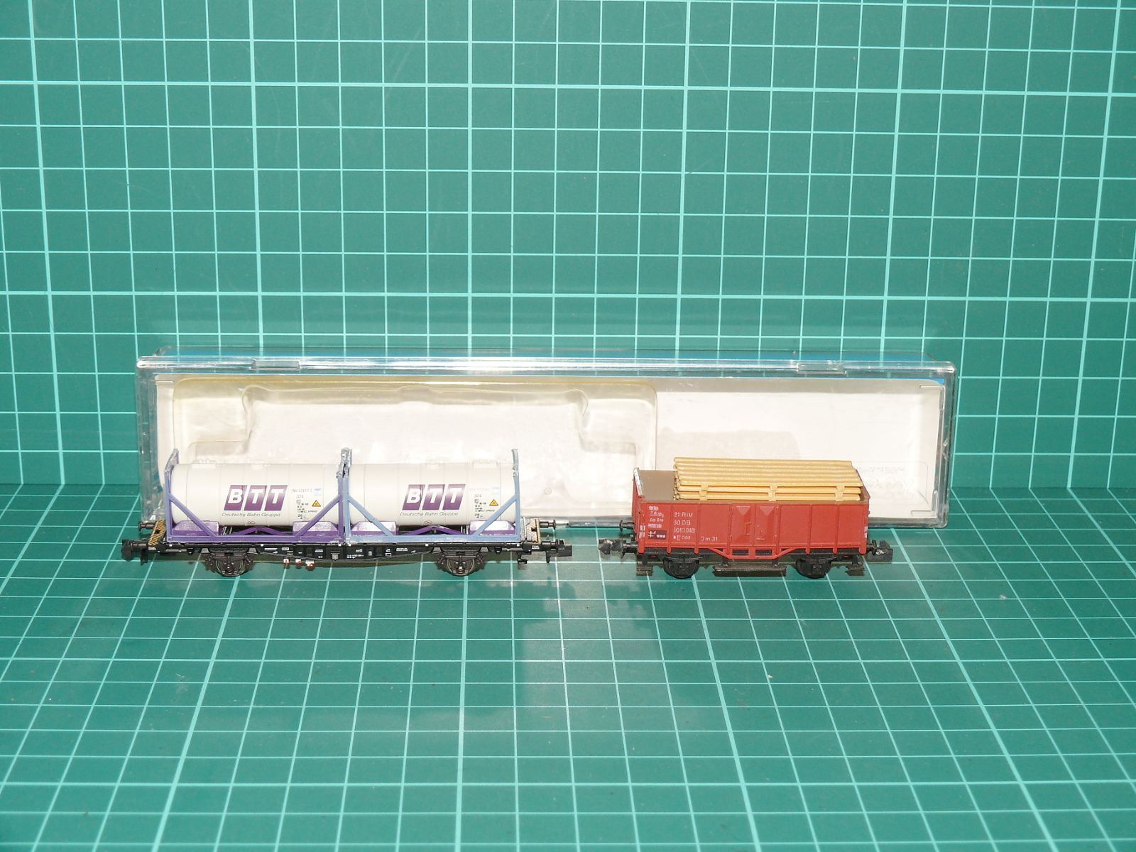 Roco N 1866 Set 2 nákladních vozů: kontejnerový vůz se 2 cisternovými kontejnery BTT + otevřený vůz s nákladem dřeva – N