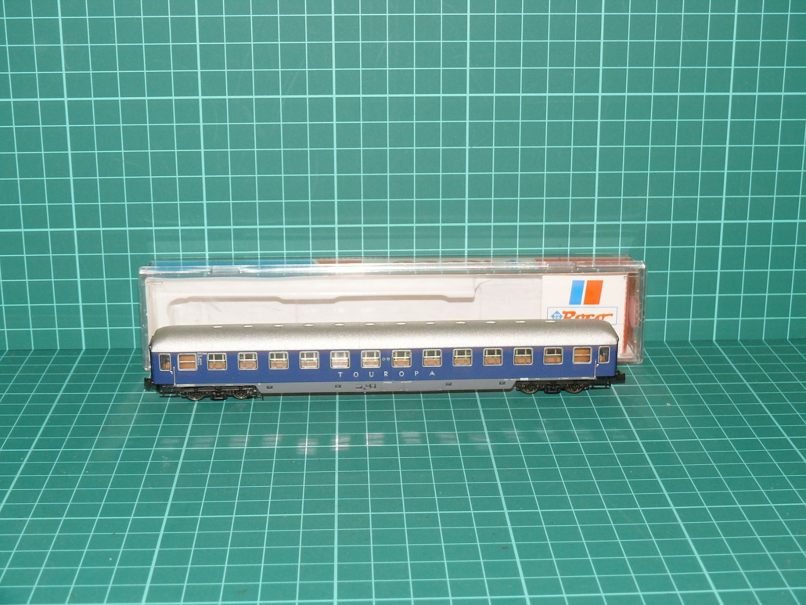 Roco N 24310 Čtyřnápravový lehátkový vůz Bc4üm Touropa DB, ep. III – N