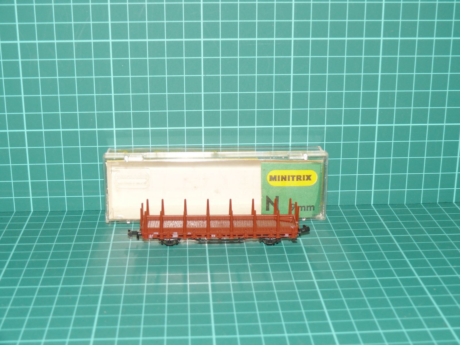 Minitrix N 51 3168 00 Dvounápravový klanicový vůz Rmrso 31 DB, ep. III – N