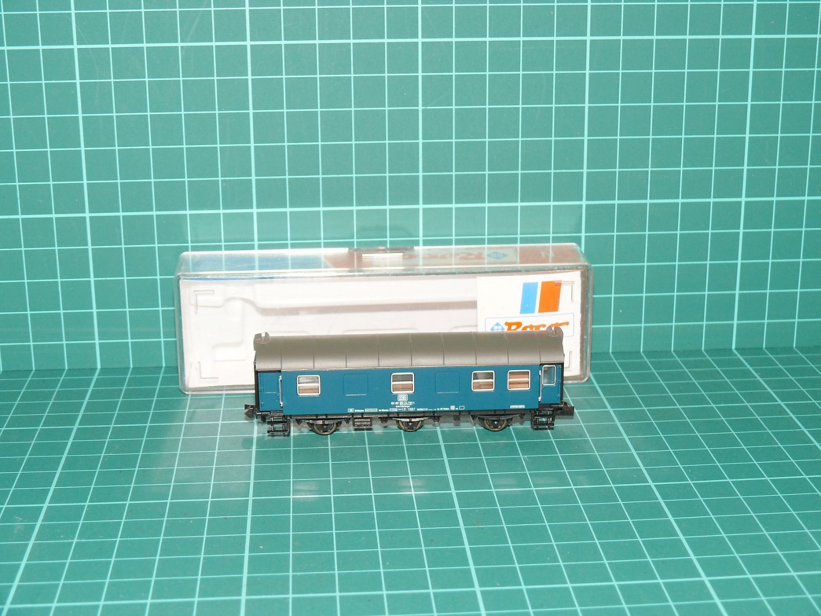 Roco N 25359 Třínápravový přestavbový osobní vůz 1./2. třídy AB3yge DB, ep. IV – N